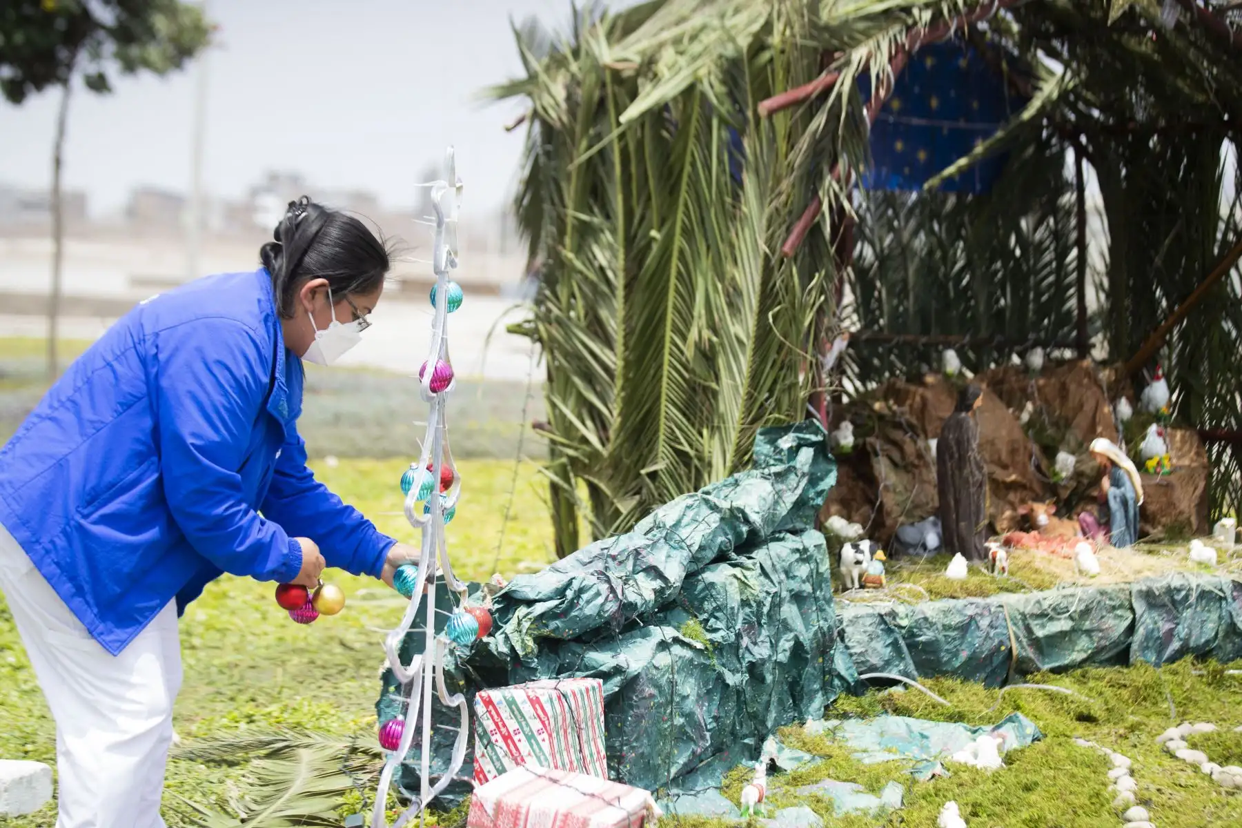 A pocos días de celebrarse la Navidad, técnicos, enfermeras, y todo el personal de primera línea que atiende a pacientes covid-19 se alista para pasar las fiestas en la Villa Panamericana de EsSalud. Foto: ANDINA/Carla Patiño
