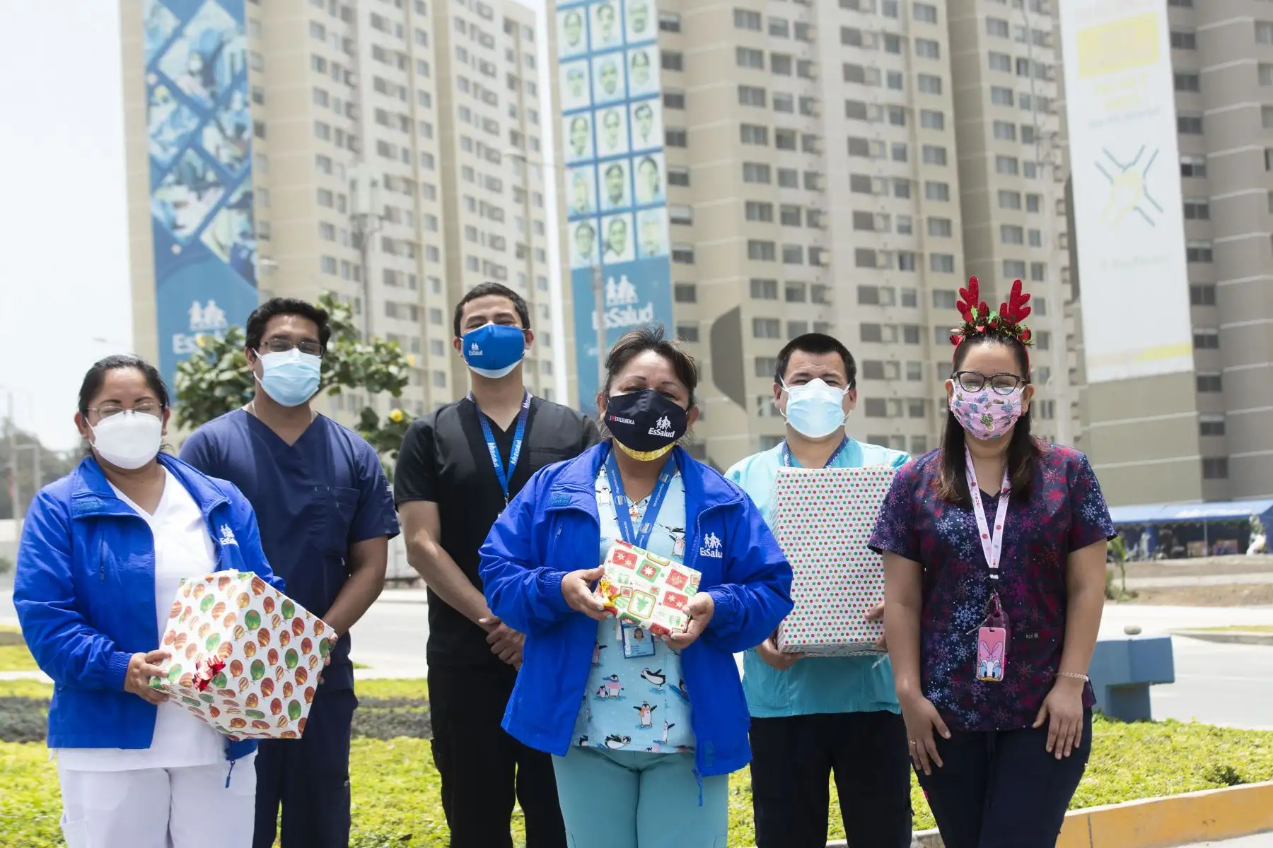 A pocos días de celebrarse la Navidad, técnicos, enfermeras, y todo el personal de primera línea que atiende a pacientes covid-19 se alista para pasar las fiestas en la Villa Panamericana de EsSalud. Foto: ANDINA/Carla Patiño