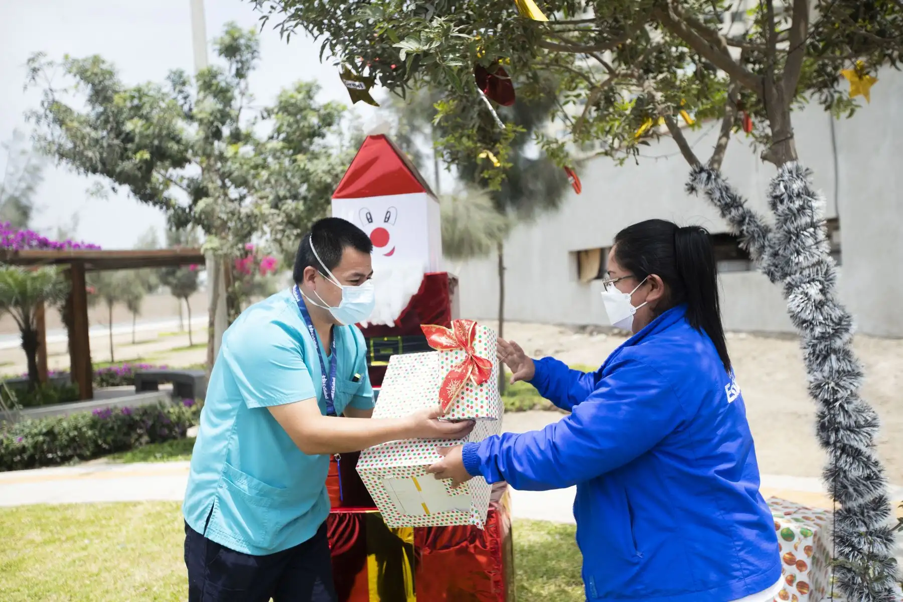 A pocos días de celebrarse la Navidad, técnicos, enfermeras, y todo el personal de primera línea que atiende a pacientes covid-19 se alista para pasar las fiestas en la Villa Panamericana de EsSalud. Foto: ANDINA/Carla Patiño