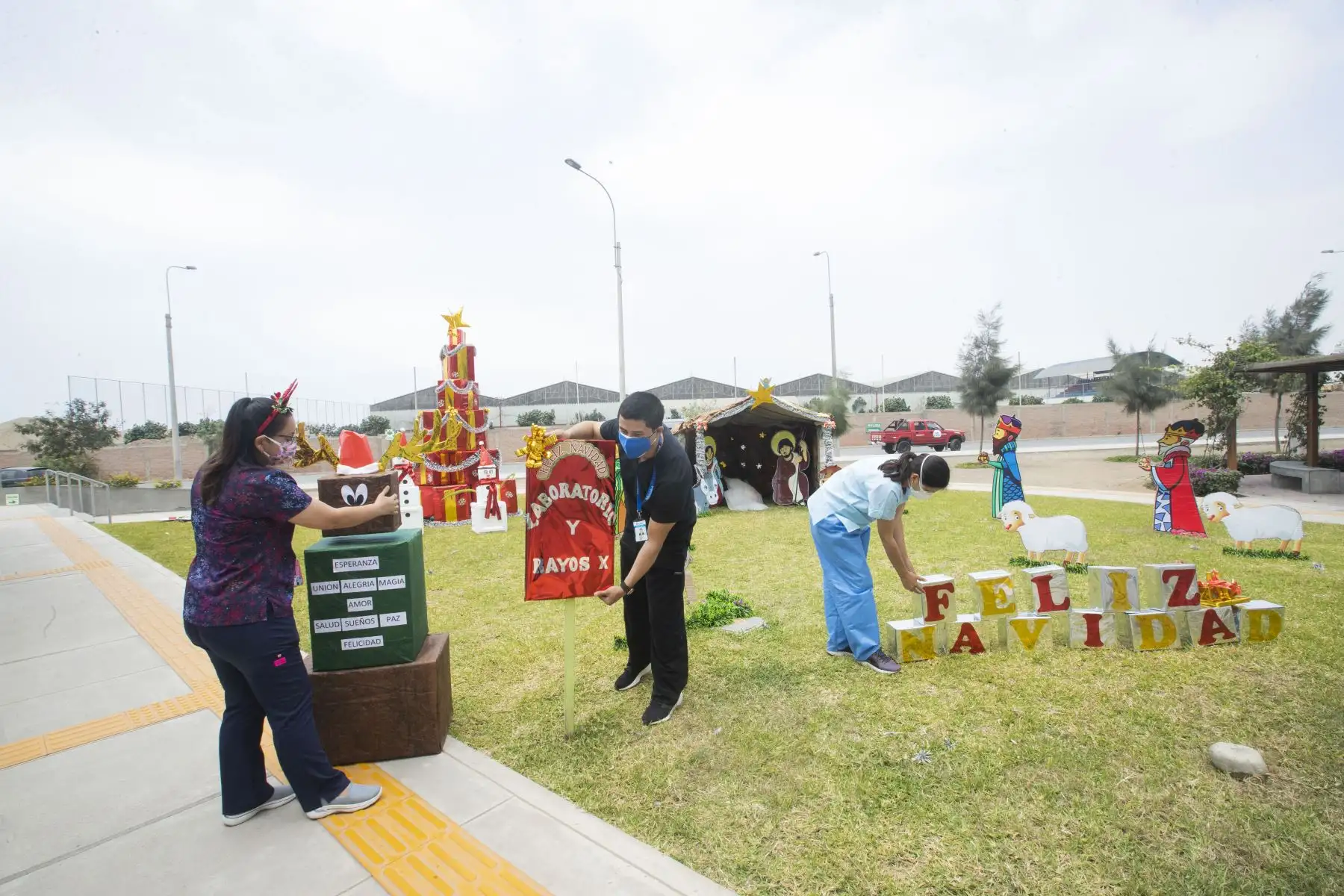 A pocos días de celebrarse la Navidad, técnicos, enfermeras, y todo el personal de primera línea que atiende a pacientes covid-19 se alista para pasar las fiestas en la Villa Panamericana de EsSalud. Foto: ANDINA/Carla Patiño