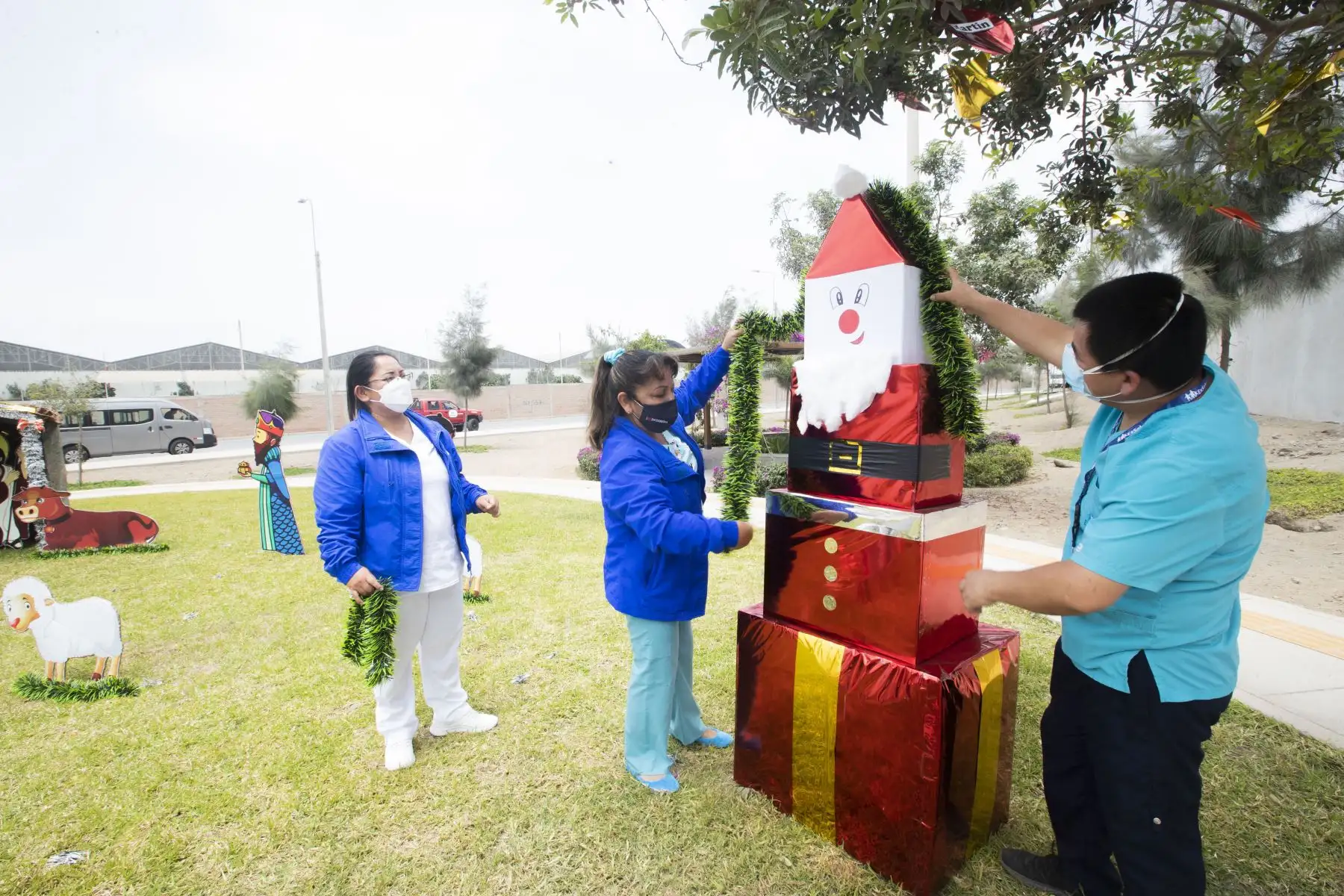 A pocos días de celebrarse la Navidad, técnicos, enfermeras, y todo el personal de primera línea que atiende a pacientes covid-19 se alista para pasar las fiestas en la Villa Panamericana de EsSalud. Foto: ANDINA/Carla Patiño