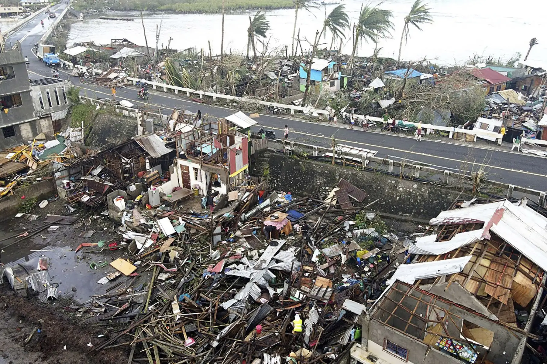 Casas destruidas por el súper tifón Rai después de que la tormenta cruzó la ciudad de Surigao, en la provincia de Surigao del Norte, en Filipinas. Foto: AFP