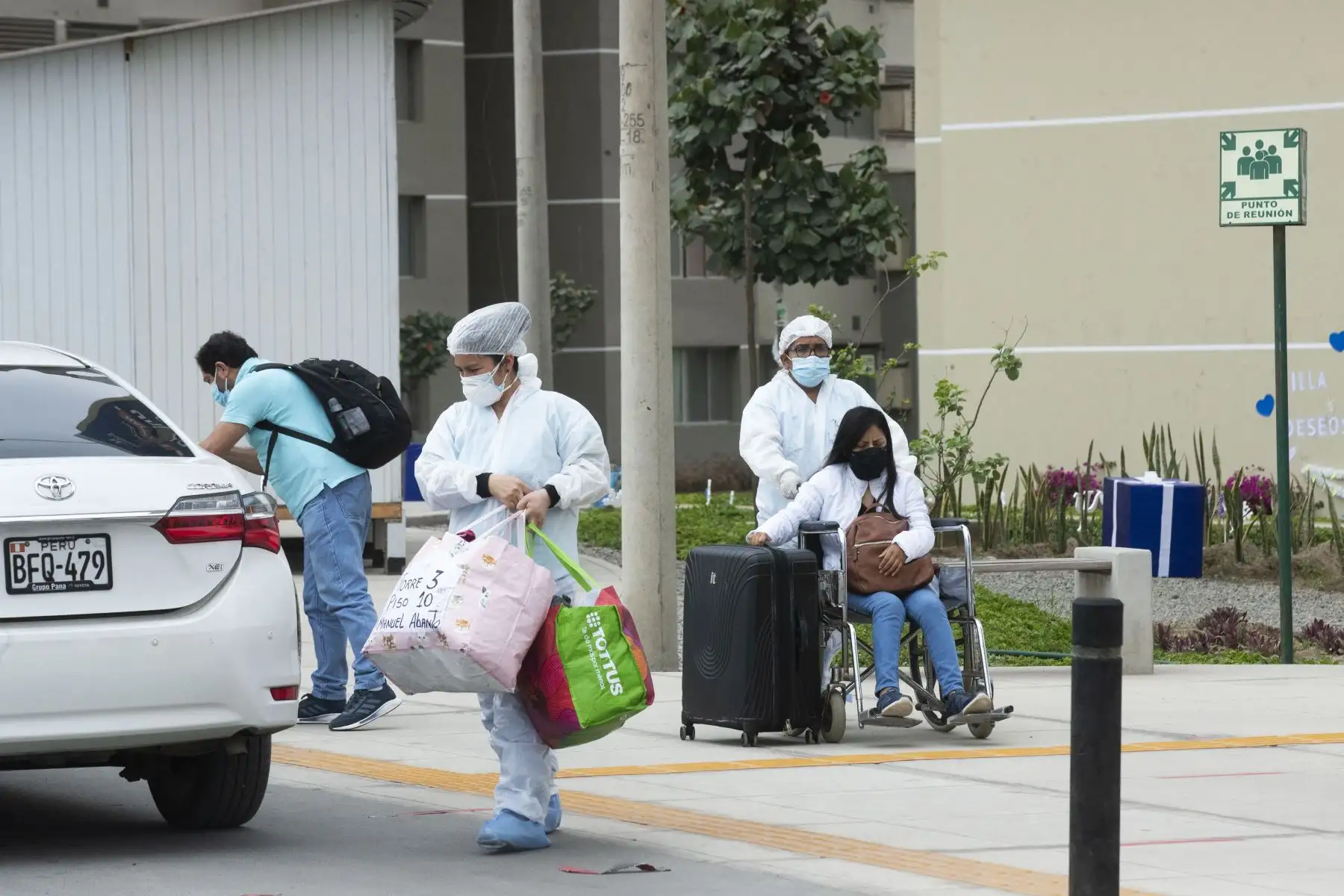 A pocos días de celebrarse la Navidad, técnicos, enfermeras, y todo el personal de primera línea que atiende a pacientes covid-19 se alista para pasar las fiestas en la Villa Panamericana de EsSalud. Foto: ANDINA/Carla Patiño
