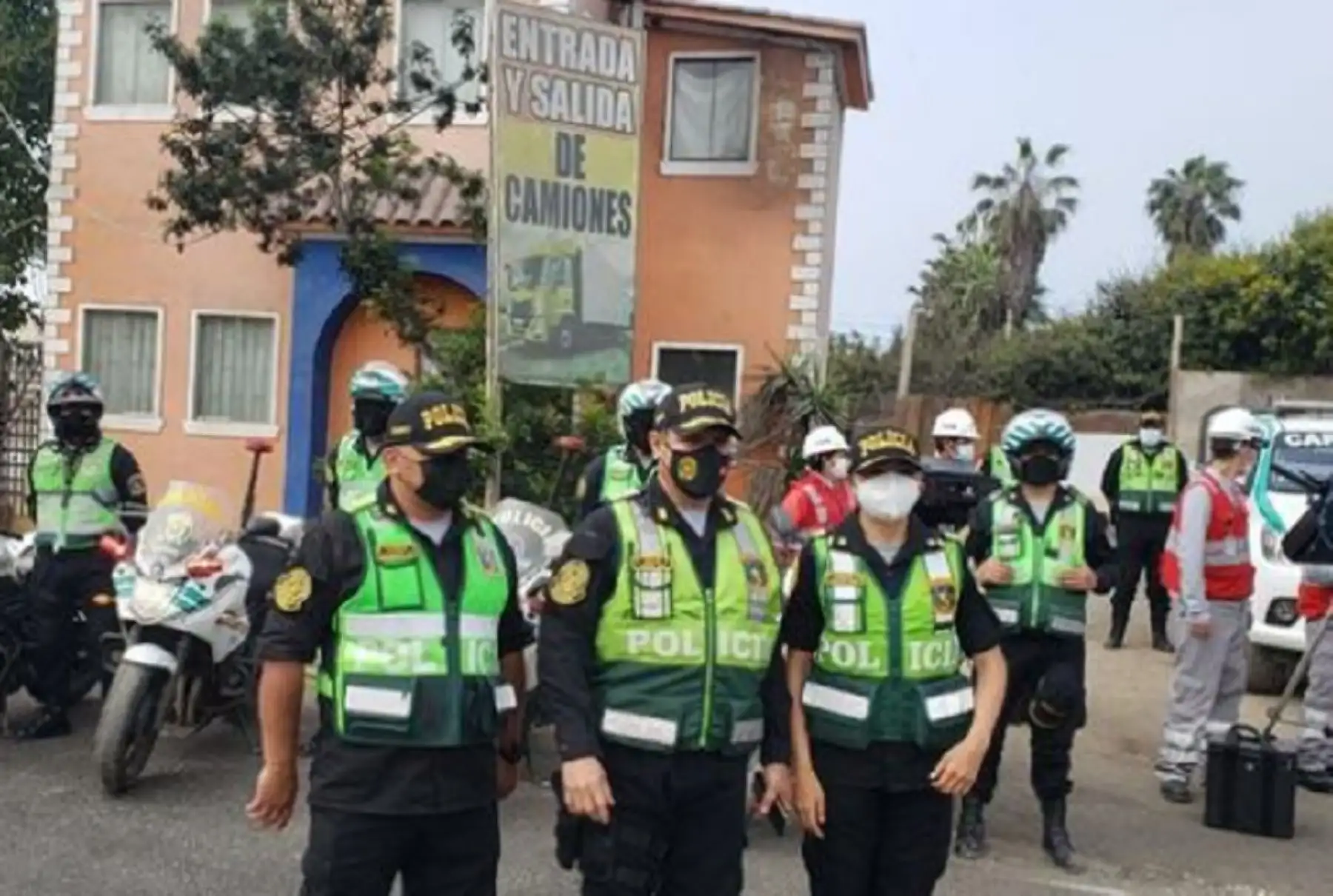 La Policía Nacional del Perú dispuso el desplazamiento de más de 4,000 policías de carreteras para reforzar la seguridad de los viajeros, y en prevención de cualquiera alteración del orden público en las principales vías del país, durante las fiestas de Navidad y Año Nuevo.