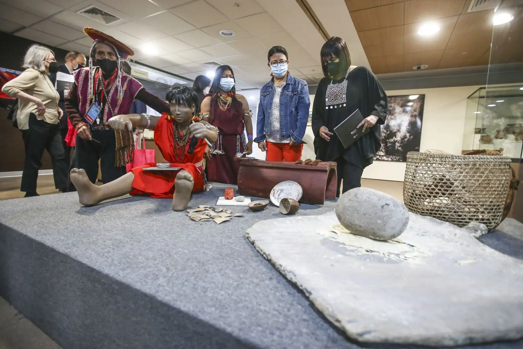 La ministra de Cultura, Gisela Ortiz, inauguró la exposición “Cerámica Awajún: Patrimonio Cultural de la Humanidad” en la Sala Paracas del Ministerio de Cultura y estará abierta al público hasta el próximo 15 de enero. Foto: ANDINA/Vidal Tarqui