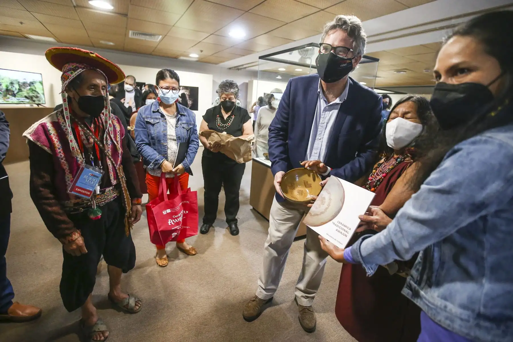La ministra de Cultura, Gisela Ortiz, inauguró la exposición “Cerámica Awajún: Patrimonio Cultural de la Humanidad” en la Sala Paracas del Ministerio de Cultura y estará abierta al público hasta el próximo 15 de enero. Foto: ANDINA/Vidal Tarqui