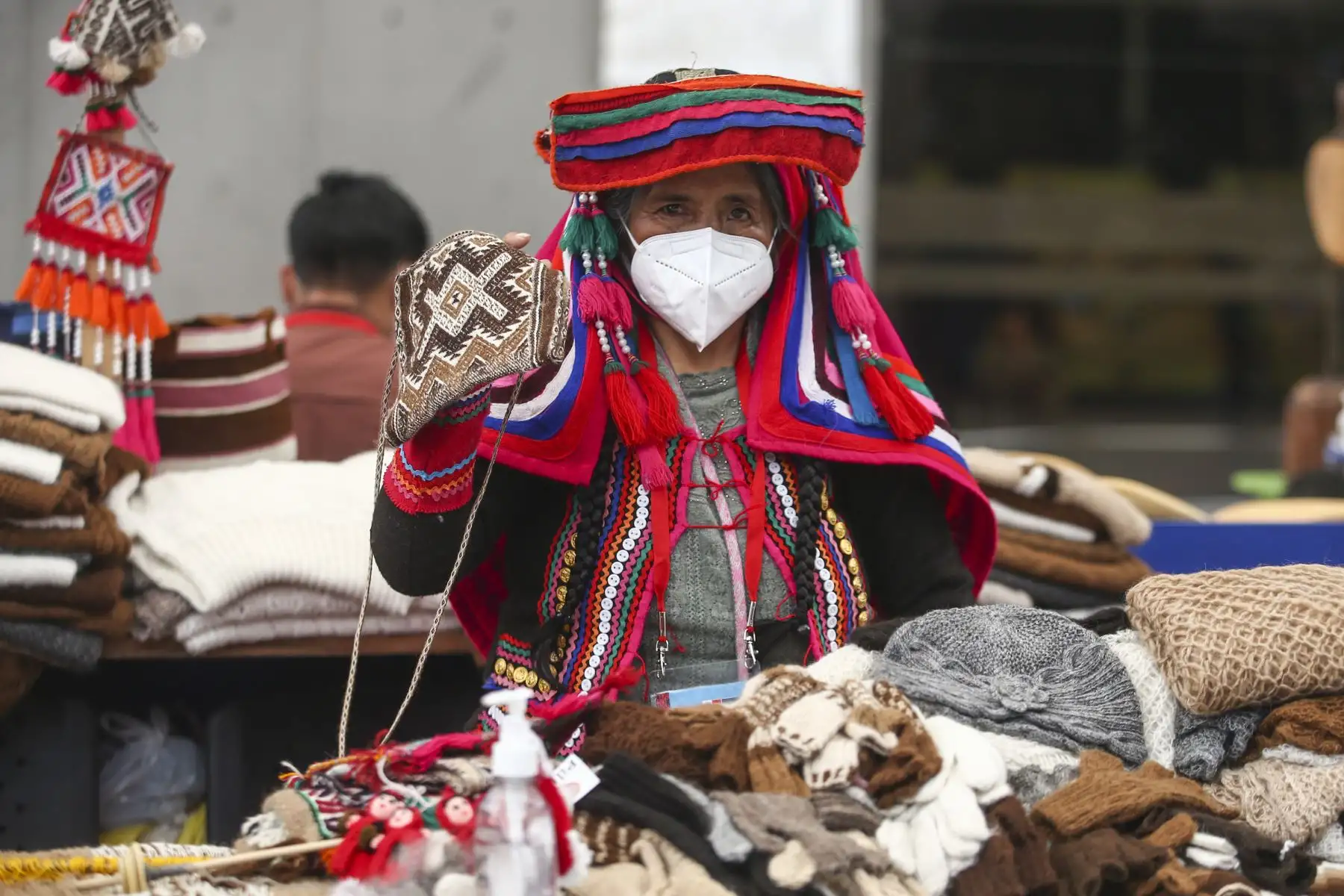 La feria “Ruraq Maki, hecho a mano” que se desarrolla en la sede del Ministerio de Cultura, del 10 al 19 de diciembre, continúa cautivando a los visitantes con lo mejor de nuestro arte tradicional. Foto: ANDINA/Vidal Tarqui