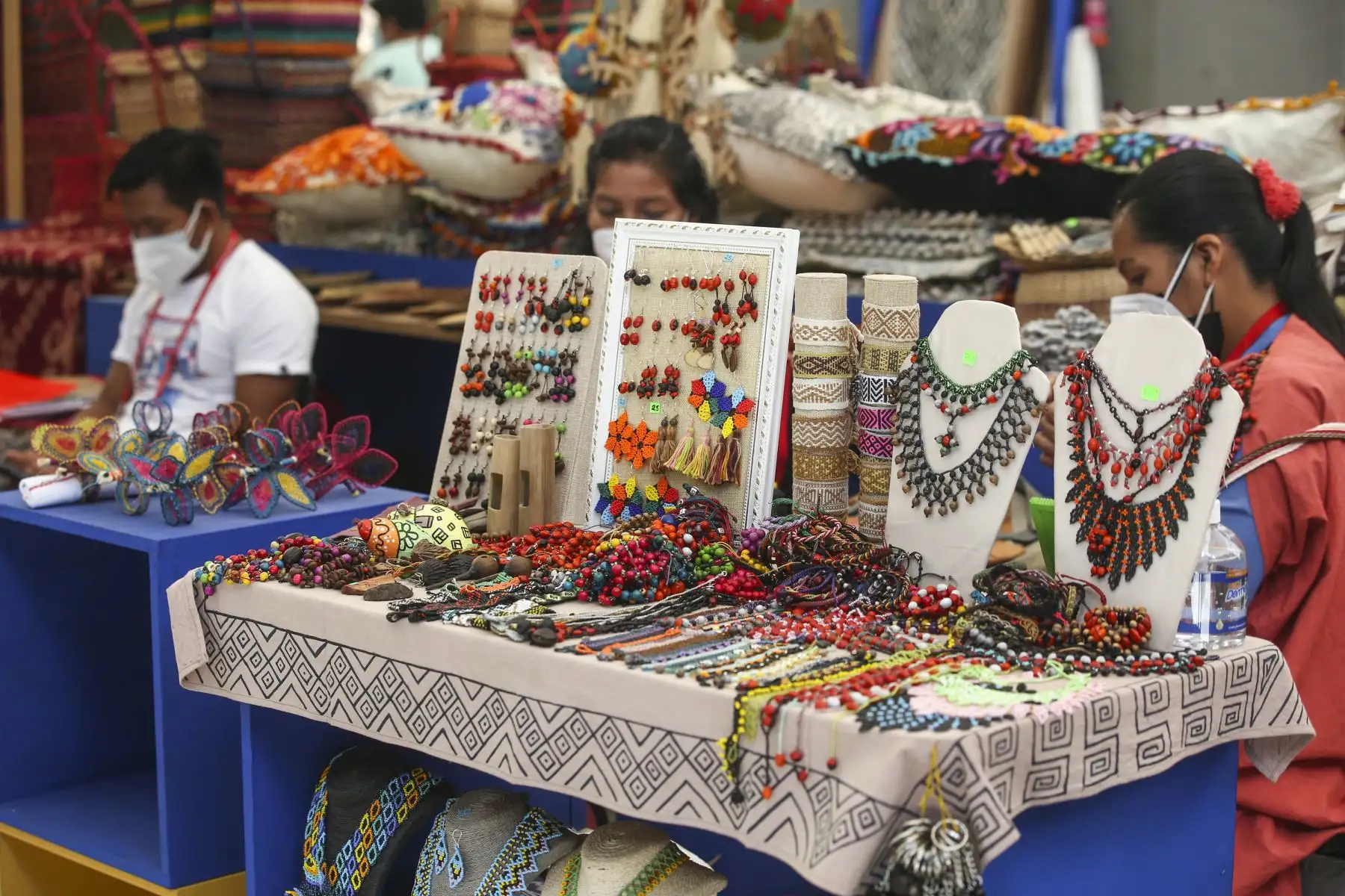 La feria “Ruraq Maki, hecho a mano” que se desarrolla en la sede del Ministerio de Cultura, del 10 al 19 de diciembre, continúa cautivando a los visitantes con lo mejor de nuestro arte tradicional. Foto: ANDINA/Vidal Tarqui