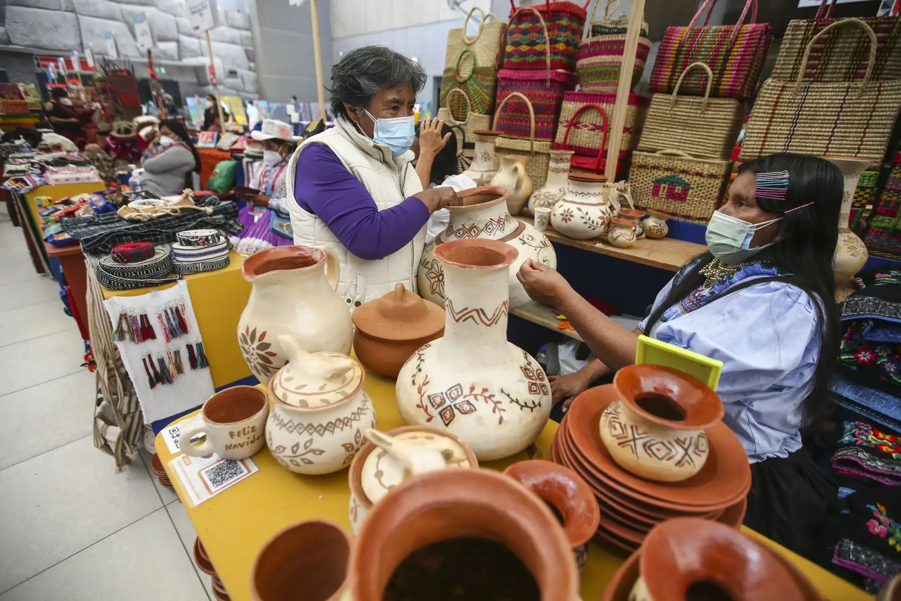 La feria “Ruraq Maki, hecho a mano” que se desarrolla en la sede del Ministerio de Cultura, del 10 al 19 de diciembre, continúa cautivando a los asistentes con lo mejor de nuestro arte tradicional. Foto: ANDINA/Vidal Tarqui