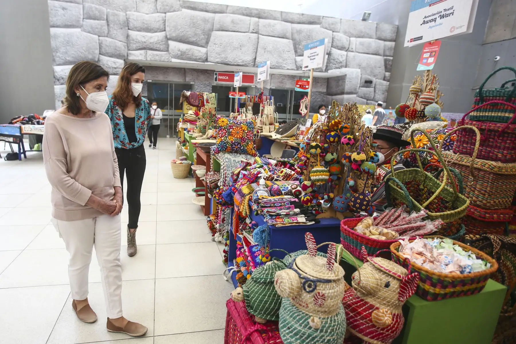 La feria “Ruraq Maki, hecho a mano” que se desarrolla en la sede del Ministerio de Cultura, del 10 al 19 de diciembre, continúa cautivando a los visitantes con lo mejor de nuestro arte tradicional. Foto: ANDINA/Vidal Tarqui