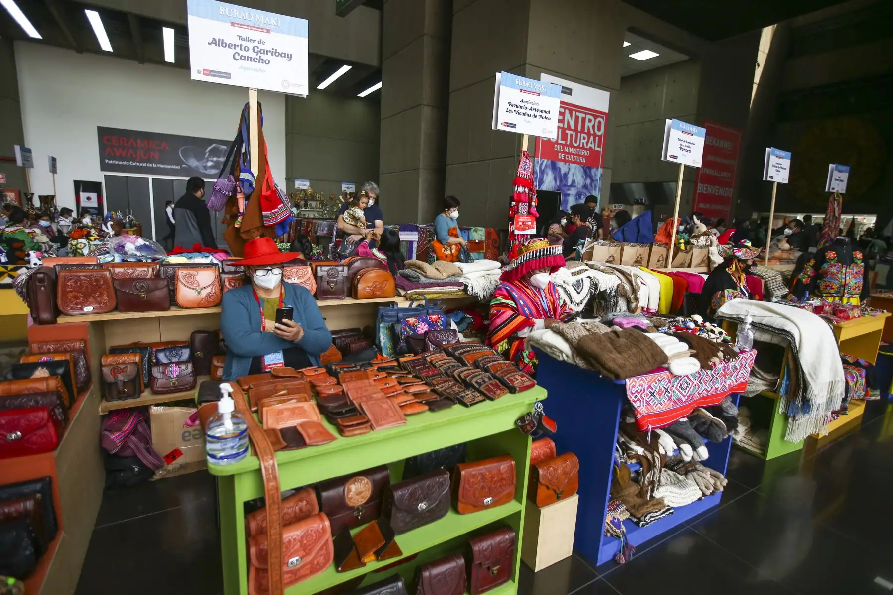 La feria “Ruraq Maki, hecho a mano” que se desarrolla en la sede del Ministerio de Cultura, del 10 al 19 de diciembre, continúa cautivando a los visitantes con lo mejor de nuestro arte tradicional. Foto: ANDINA/Vidal Tarqui