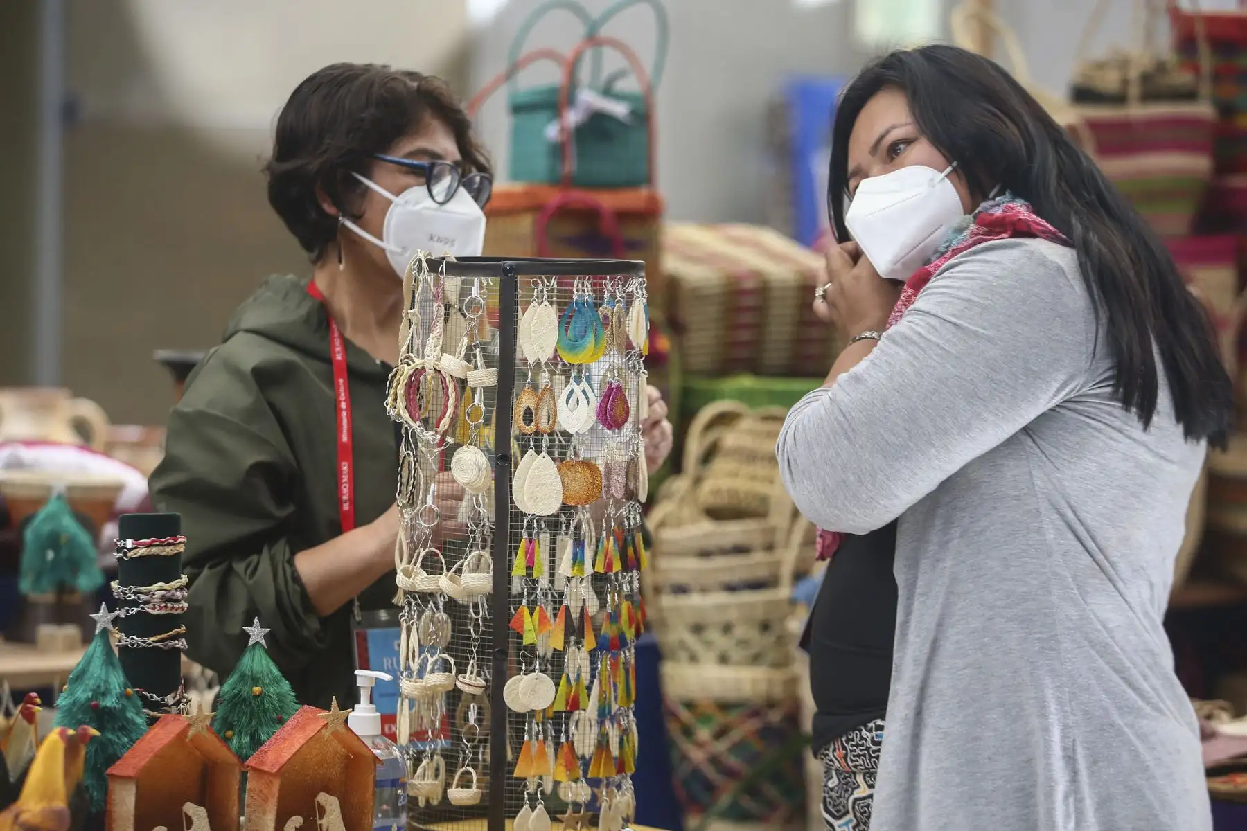 La feria “Ruraq Maki, hecho a mano” que se desarrolla en la sede del Ministerio de Cultura, del 10 al 19 de diciembre, continúa cautivando a los visitantes con lo mejor de nuestro arte tradicional. Foto: ANDINA/Vidal Tarqui