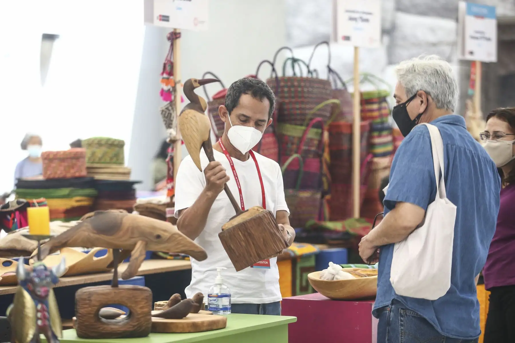 La feria “Ruraq Maki, hecho a mano” que se desarrolla en la sede del Ministerio de Cultura, del 10 al 19 de diciembre, continúa cautivando a los visitantes con lo mejor de nuestro arte tradicional. Foto: ANDINA/Vidal Tarqui