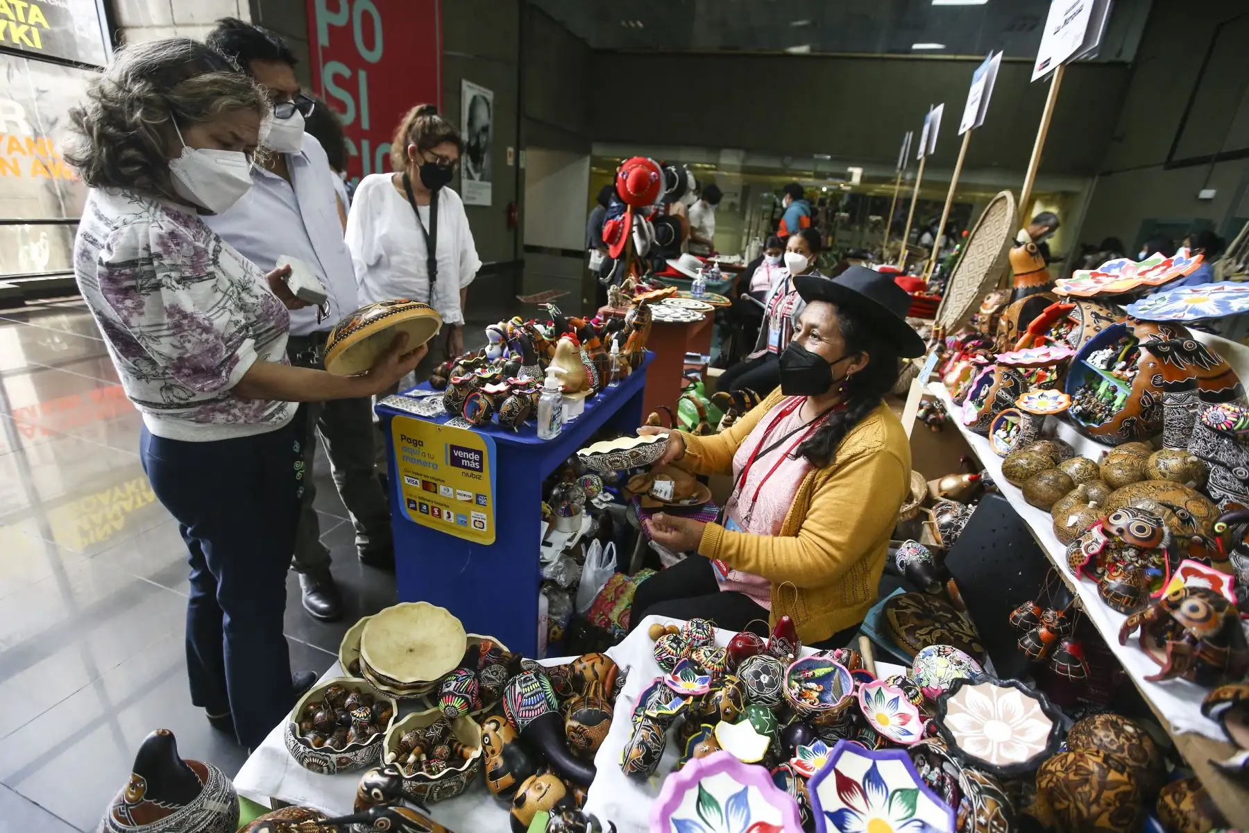 La feria “Ruraq Maki, hecho a mano” que se desarrolla en la sede del Ministerio de Cultura, del 10 al 19 de diciembre, continúa cautivando a los visitantes con lo mejor de nuestro arte tradicional. Foto: ANDINA/Vidal Tarqui