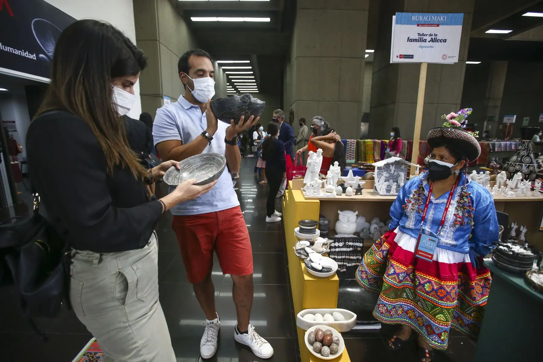 La feria “Ruraq Maki, hecho a mano” que se desarrolla en la sede del Ministerio de Cultura, del 10 al 19 de diciembre, continúa cautivando a los visitantes con lo mejor de nuestro arte tradicional. Foto: ANDINA/Vidal Tarqui
