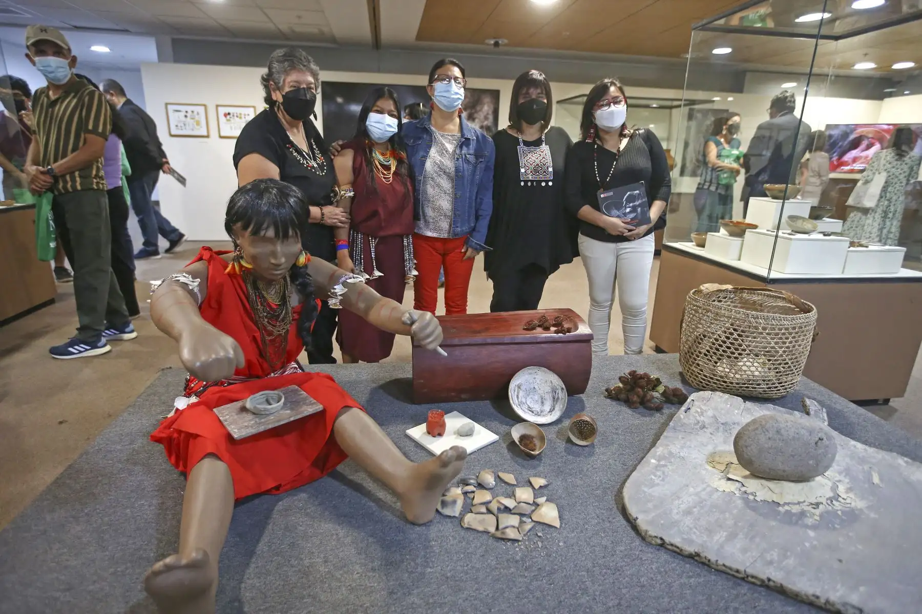 La ministra de Cultura, Gisela Ortiz, inauguró la exposición “Cerámica Awajún: Patrimonio Cultural de la Humanidad” en la Sala Paracas del Ministerio de Cultura y estará abierta al público hasta el próximo 15 de enero. Foto: ANDINA/Vidal Tarqui