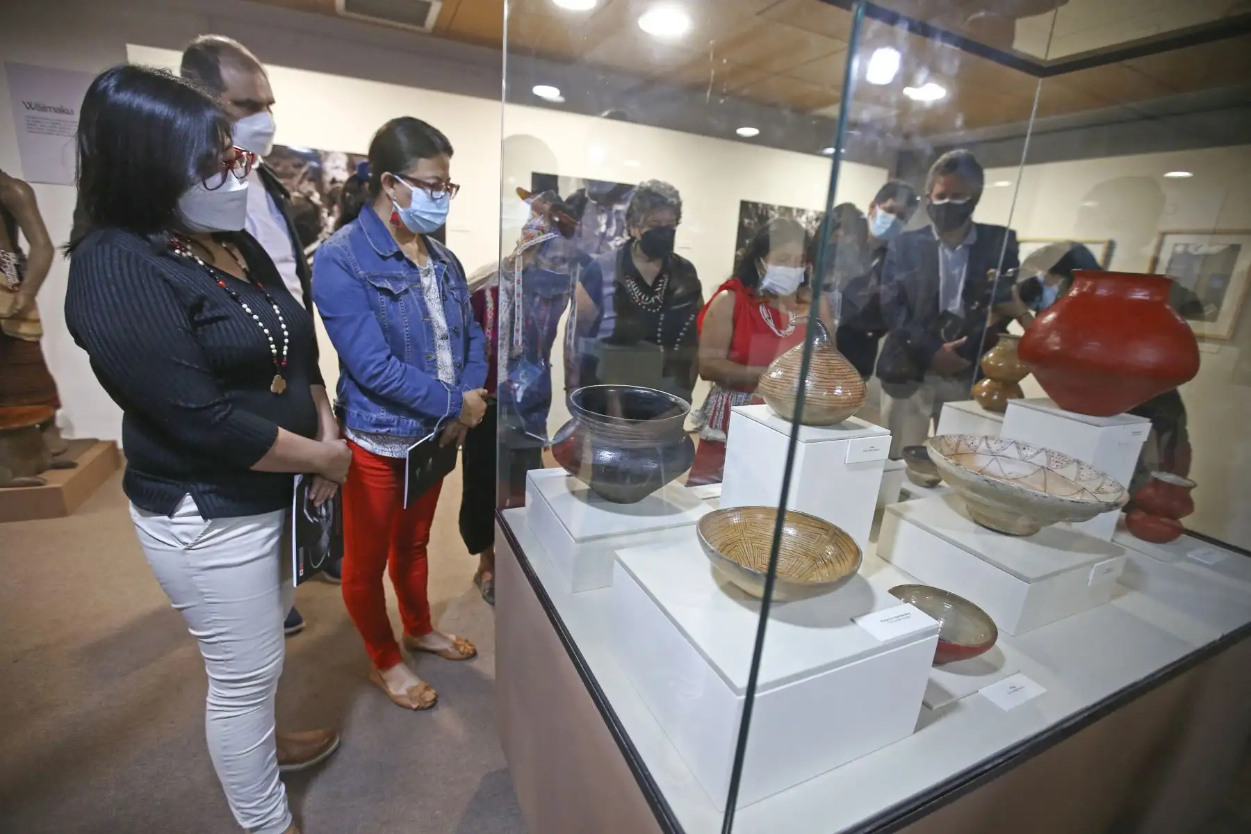 La ministra de Cultura, Gisela Ortiz, inauguró la exposición “Cerámica Awajún: Patrimonio Cultural de la Humanidad” en la Sala Paracas del Ministerio de Cultura y estará abierta al público hasta el próximo 15 de enero. Foto: ANDINA/Vidal Tarqui
