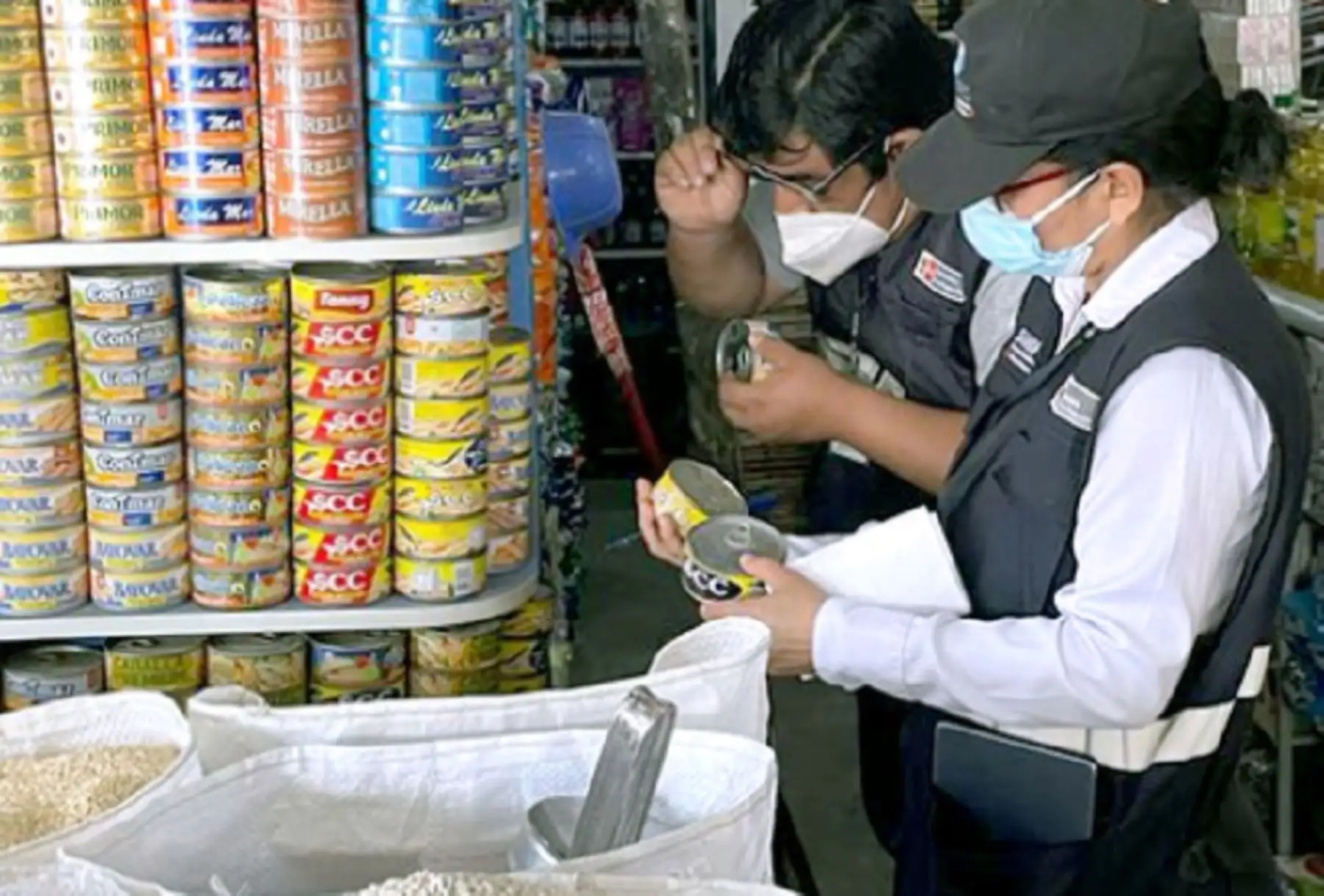El Organismo Nacional de Sanidad Pesquera (Sanipes), adscrito al Ministerio de la Producción, incautó un total de 2,217 latas de conserva de pescado con etiquetas adulteradas y otras vencidas en cuatro puestos del mercado La Perla en la ciudad de la ciudad de Chimbote.
