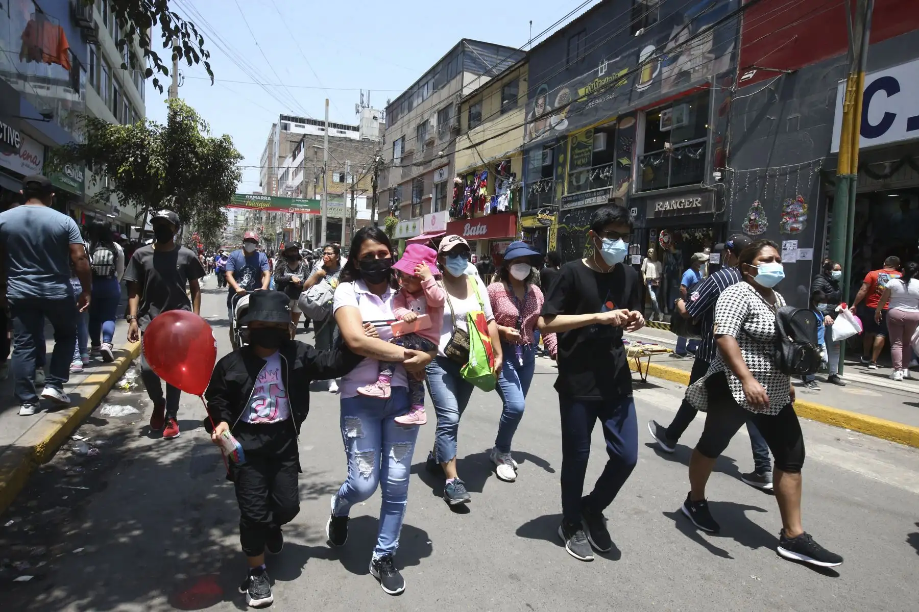 Miles de personas llegan al emporio comercial de Gamarra para realizar sus compras a una semana de la Navidad. Foto: ANDINA/Vidal Tarqui