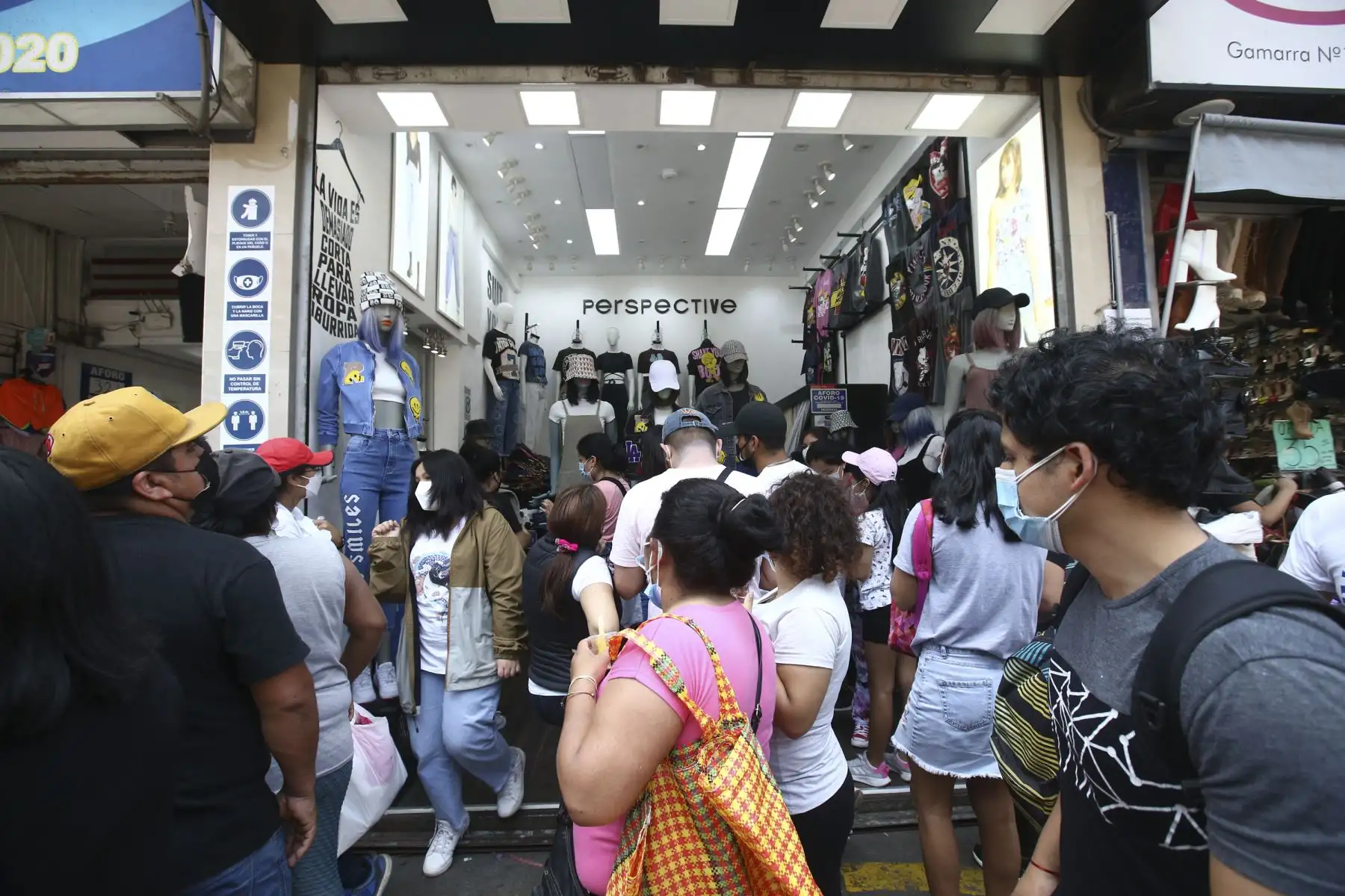 Miles de personas llegan al emporio comercial de Gamarra para realizar sus compras a una semana de la Navidad. Foto: ANDINA/Vidal Tarqui