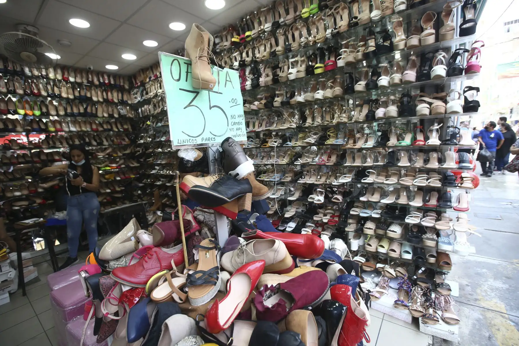 Así luce el emporio comercial de Gamarra a una semana de la Navidad. Foto: ANDINA/Vidal Tarqui