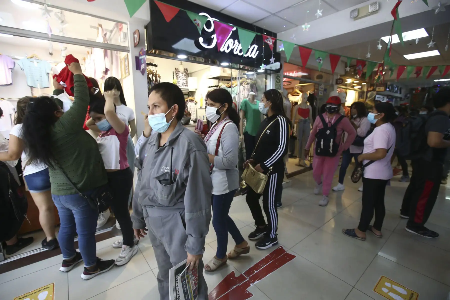 Miles de personas llegan al emporio comercial de Gamarra para realizar sus compras a una semana de la Navidad. Foto: ANDINA/Vidal Tarqui