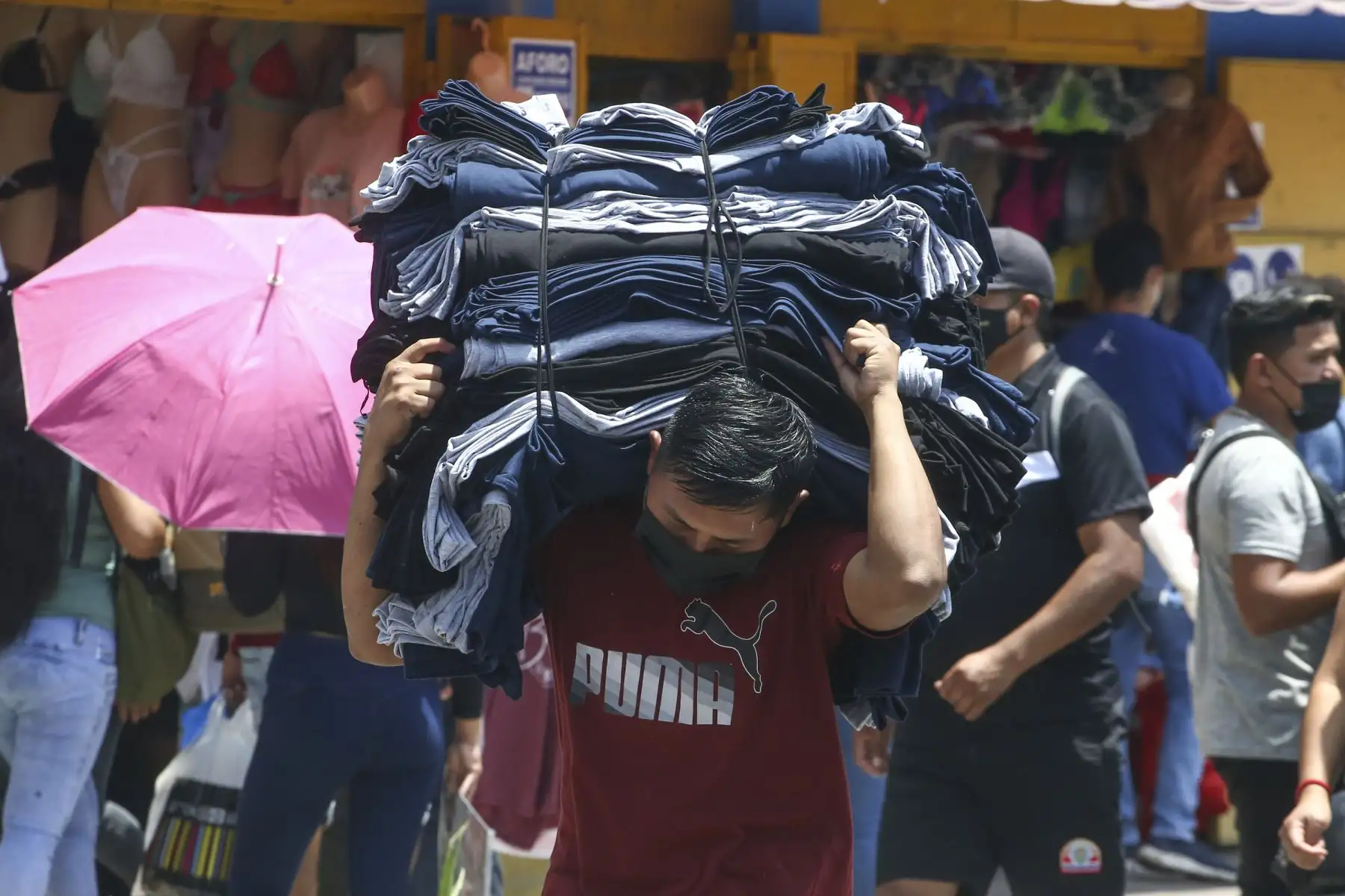 Miles de personas llegan al emporio comercial de Gamarra para realizar sus compras a una semana de la Navidad. Foto: ANDINA/Vidal Tarqui