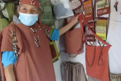 Josefa Espíritu de Ortiz es una de las últimas especialistas en fabricar bisutería con semillas de acuerdo a las antiguas tradiciones del pueblo yanesha. Gracias a su pequeño taller, en el que la ayudan sus hijos y nietos, ha sido reconocida como “Adulto Mayor Emprendedora” de la región Pasco, y sus creaciones fueron seleccionadas para participar en la feria “Ruraq Maki”, organizada por el Ministerio de Cultura en Lima.