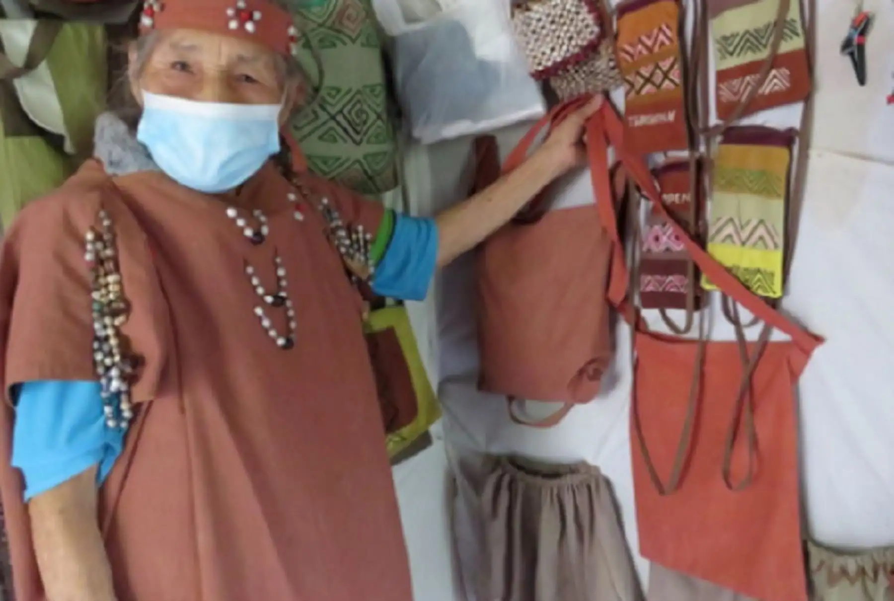 Josefa Espíritu de Ortiz es una de las últimas especialistas en fabricar bisutería con semillas de acuerdo a las antiguas tradiciones del pueblo yanesha. Gracias a su pequeño taller, en el que la ayudan sus hijos y nietos, ha sido reconocida como “Adulto Mayor Emprendedora” de la región Pasco, y sus creaciones fueron seleccionadas para participar en la feria “Ruraq Maki”, organizada por el Ministerio de Cultura en Lima.