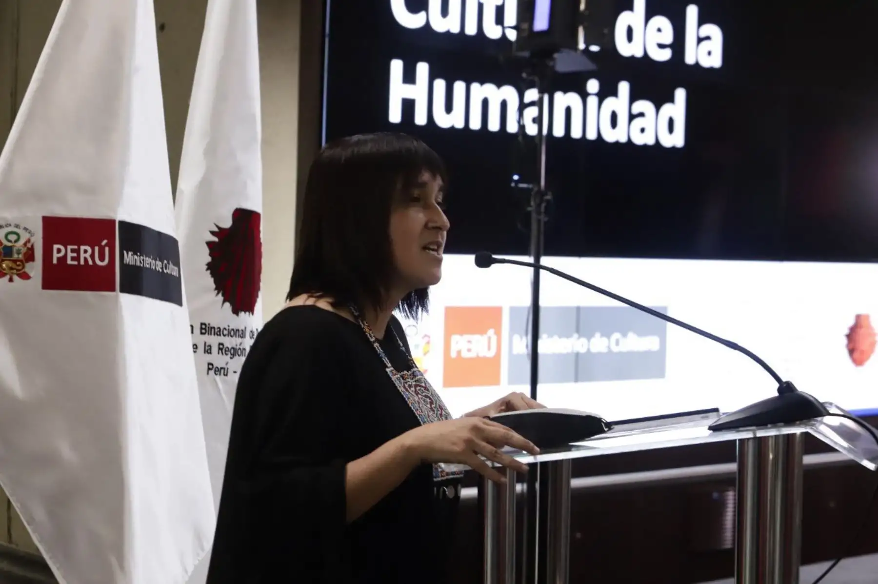 La ministra de Cultura, Gisela Ortiz inauguró la Exposición “Cerámica Awajún: Patrimonio Cultural de la Humanidad”, que reúne todas las formas de las vajillas Awajún, el proceso de producción, una diversidad de las gráficas utilizadas en la decoración y piezas de la amauta ceramista Awajún Tsegtseg Chigkin. La exposición estará abierta al público hasta el 15 de enero del 2022 en la sala Paracas de la sede central del Ministerio de Cultura. Foto: Mincul