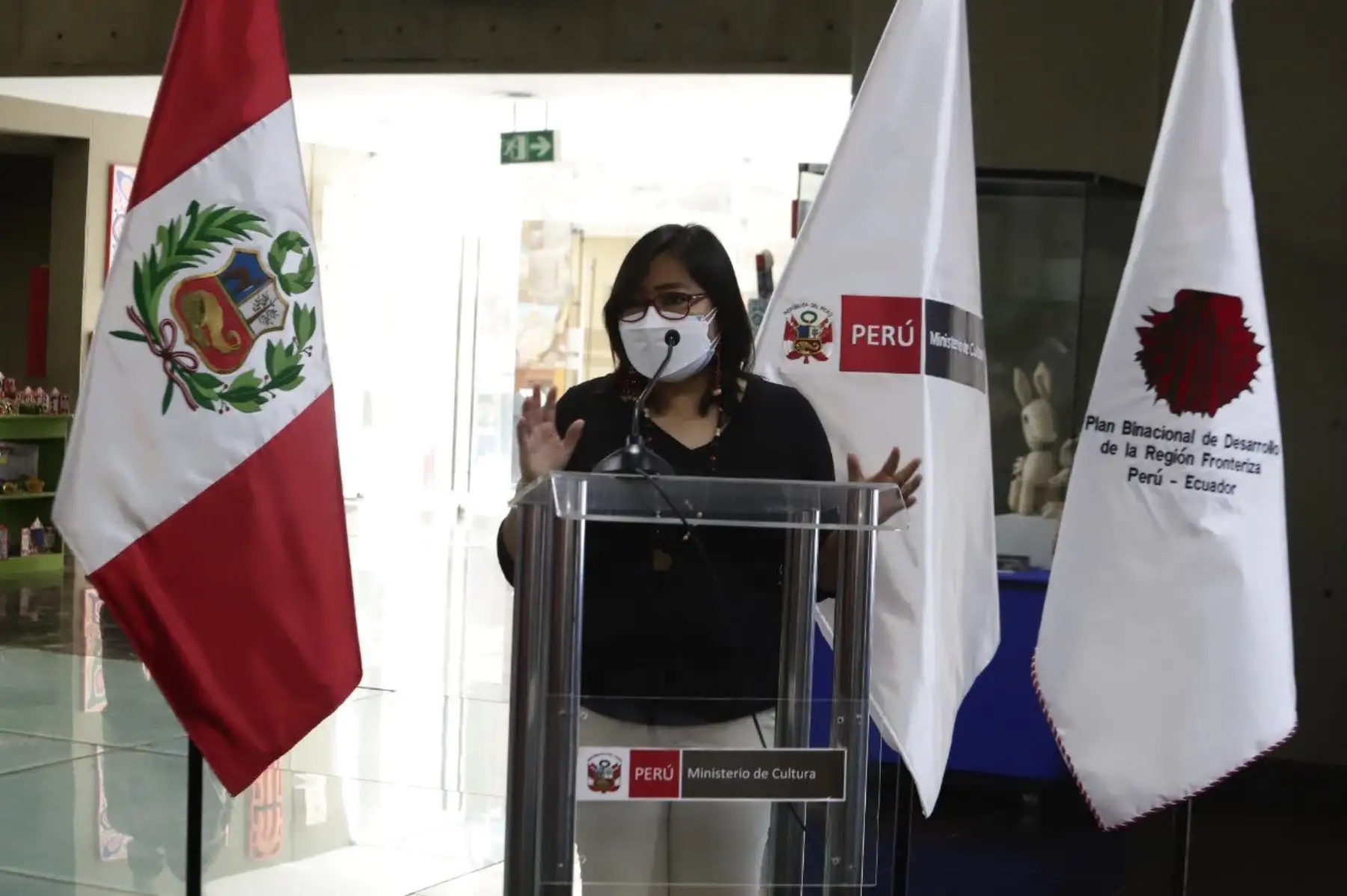 La ministra de Cultura, Gisela Ortiz inauguró la Exposición “Cerámica Awajún: Patrimonio Cultural de la Humanidad”, que reúne todas las formas de las vajillas Awajún, el proceso de producción, una diversidad de las gráficas utilizadas en la decoración y piezas de la amauta ceramista Awajún Tsegtseg Chigkin. La exposición estará abierta al público hasta el 15 de enero del 2022 en la sala Paracas de la sede central del Ministerio de Cultura. Foto: Mincul