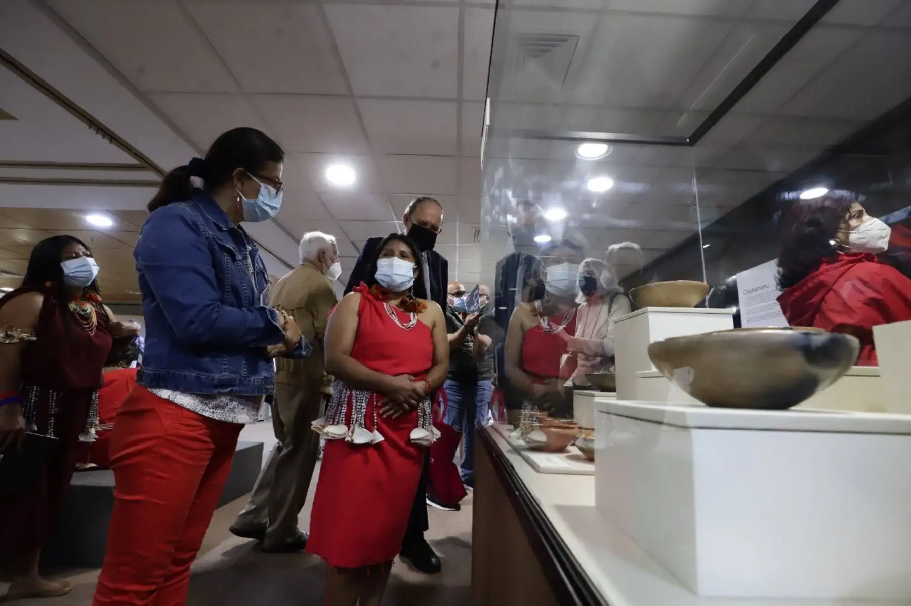 La ministra de Cultura, Gisela Ortiz inauguró la Exposición “Cerámica Awajún: Patrimonio Cultural de la Humanidad”, que reúne todas las formas de las vajillas Awajún, el proceso de producción, una diversidad de las gráficas utilizadas en la decoración y piezas de la amauta ceramista Awajún Tsegtseg Chigkin. La exposición estará abierta al público hasta el 15 de enero del 2022 en la sala Paracas de la sede central del Ministerio de Cultura. Foto: Mincul