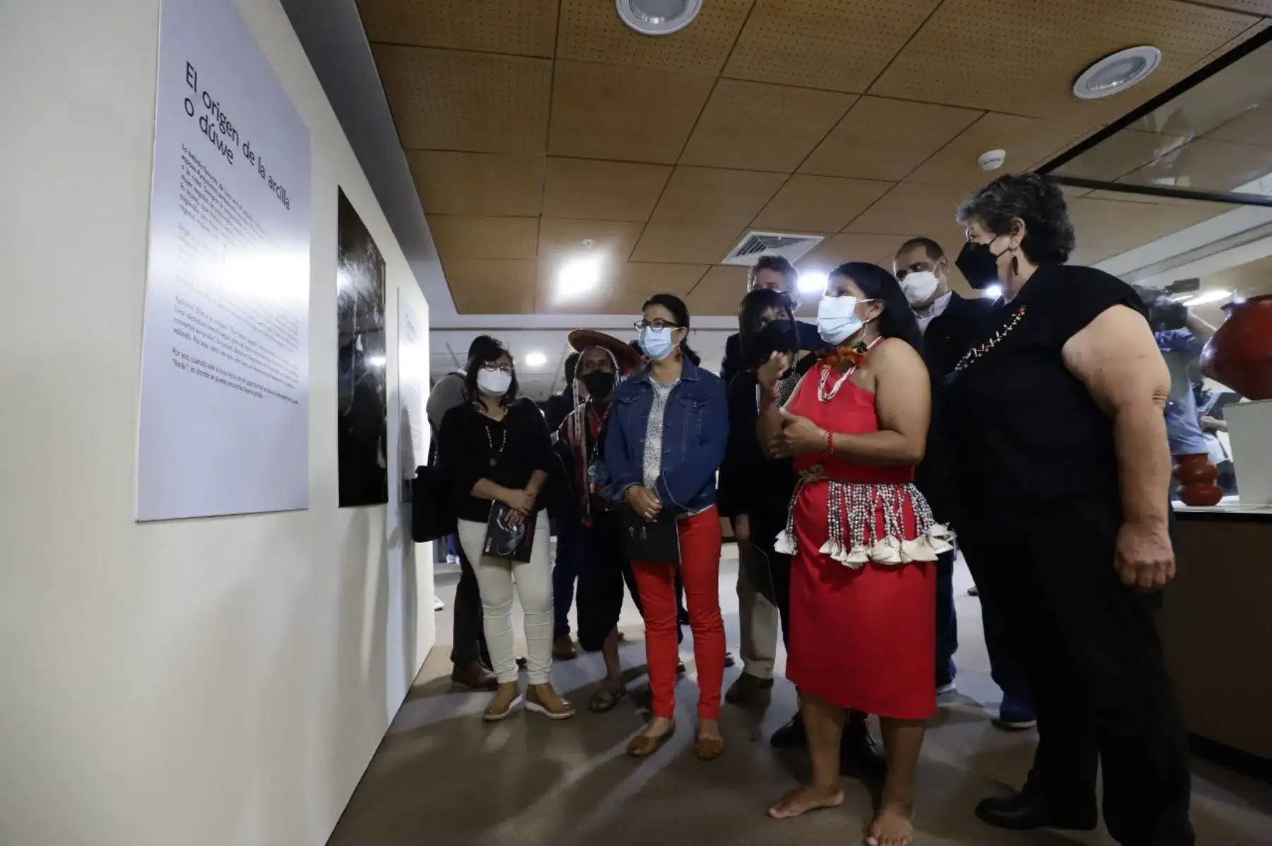 La ministra de Cultura, Gisela Ortiz inauguró la Exposición “Cerámica Awajún: Patrimonio Cultural de la Humanidad”, que reúne todas las formas de las vajillas Awajún, el proceso de producción, una diversidad de las gráficas utilizadas en la decoración y piezas de la amauta ceramista Awajún Tsegtseg Chigkin. La exposición estará abierta al público hasta el 15 de enero del 2022 en la sala Paracas de la sede central del Ministerio de Cultura. Foto: Mincul