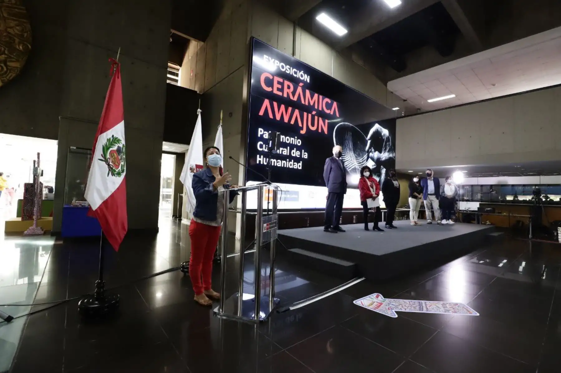La ministra de Cultura, Gisela Ortiz inauguró la Exposición “Cerámica Awajún: Patrimonio Cultural de la Humanidad”, que reúne todas las formas de las vajillas Awajún, el proceso de producción, una diversidad de las gráficas utilizadas en la decoración y piezas de la amauta ceramista Awajún Tsegtseg Chigkin. La exposición estará abierta al público hasta el 15 de enero del 2022 en la sala Paracas de la sede central del Ministerio de Cultura. Foto: Mincul