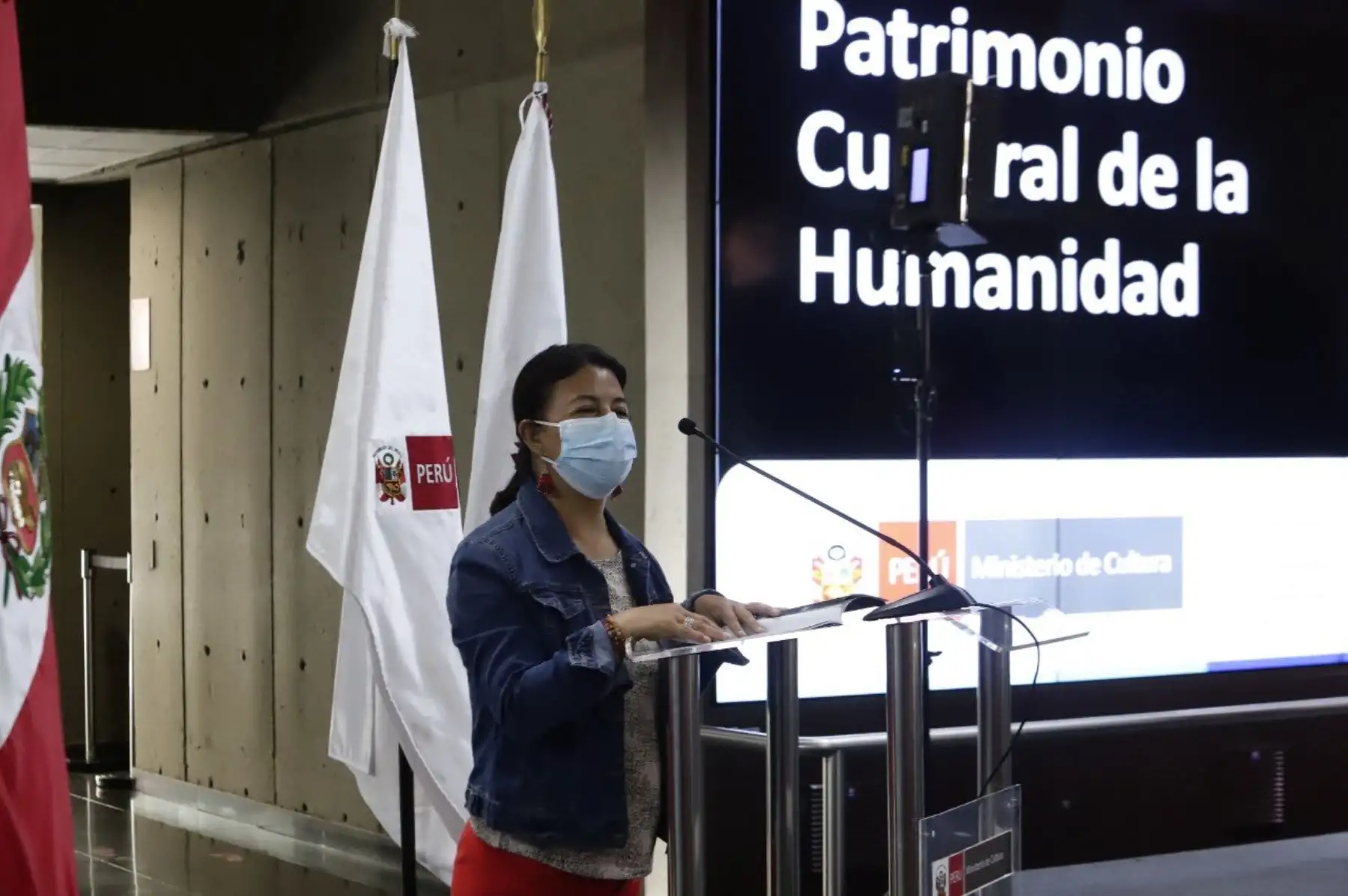 La ministra de Cultura, Gisela Ortiz inauguró la Exposición “Cerámica Awajún: Patrimonio Cultural de la Humanidad”, que reúne todas las formas de las vajillas Awajún, el proceso de producción, una diversidad de las gráficas utilizadas en la decoración y piezas de la amauta ceramista Awajún Tsegtseg Chigkin. La exposición estará abierta al público hasta el 15 de enero del 2022 en la sala Paracas de la sede central del Ministerio de Cultura. Foto: Mincul