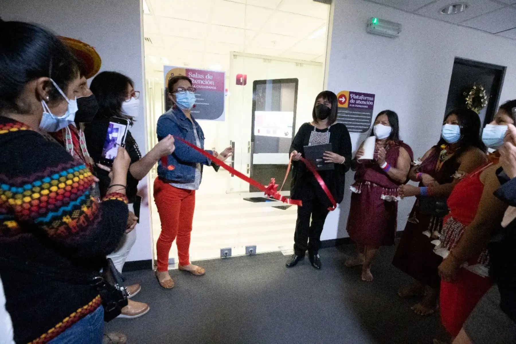 La ministra de Cultura, Gisela Ortiz inauguró la Exposición “Cerámica Awajún: Patrimonio Cultural de la Humanidad”, que reúne todas las formas de las vajillas Awajún, el proceso de producción, una diversidad de las gráficas utilizadas en la decoración y piezas de la amauta ceramista Awajún Tsegtseg Chigkin. La exposición estará abierta al público hasta el 15 de enero del 2022 en la sala Paracas de la sede central del Ministerio de Cultura. Foto: Mincul