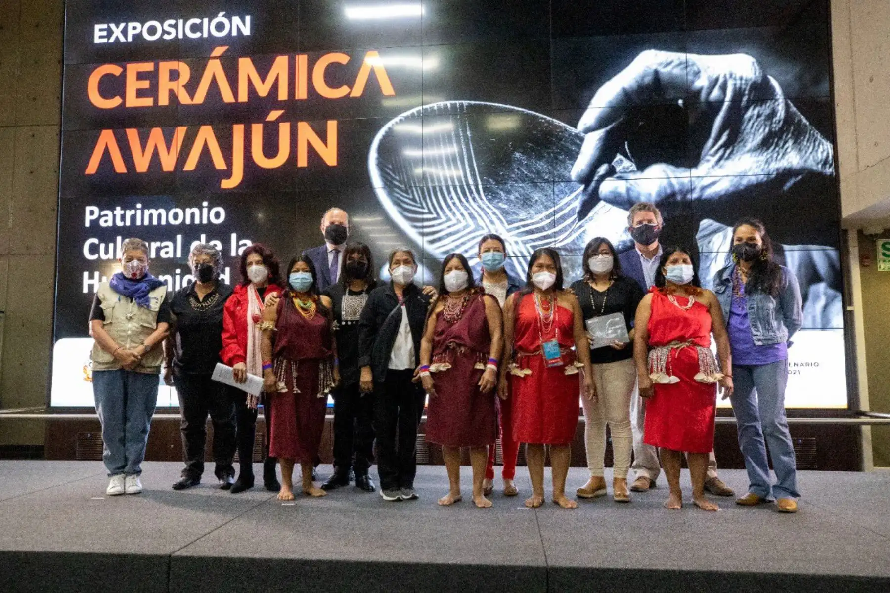 La ministra de Cultura, Gisela Ortiz inauguró la Exposición “Cerámica Awajún: Patrimonio Cultural de la Humanidad”, que reúne todas las formas de las vajillas Awajún, el proceso de producción, una diversidad de las gráficas utilizadas en la decoración y piezas de la amauta ceramista Awajún Tsegtseg Chigkin. La exposición estará abierta al público hasta el 15 de enero del 2022 en la sala Paracas de la sede central del Ministerio de Cultura. Foto: Mincul