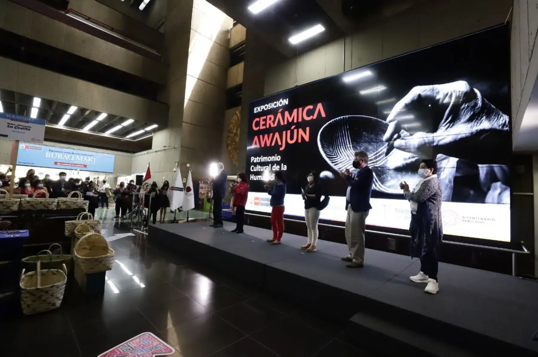 La ministra de Cultura, Gisela Ortiz inauguró la Exposición “Cerámica Awajún: Patrimonio Cultural de la Humanidad”, que reúne todas las formas de las vajillas Awajún, el proceso de producción, una diversidad de las gráficas utilizadas en la decoración y piezas de la amauta ceramista Awajún Tsegtseg Chigkin. La exposición estará abierta al público hasta el 15 de enero del 2022 en la sala Paracas de la sede central del Ministerio de Cultura. Foto: Mincul