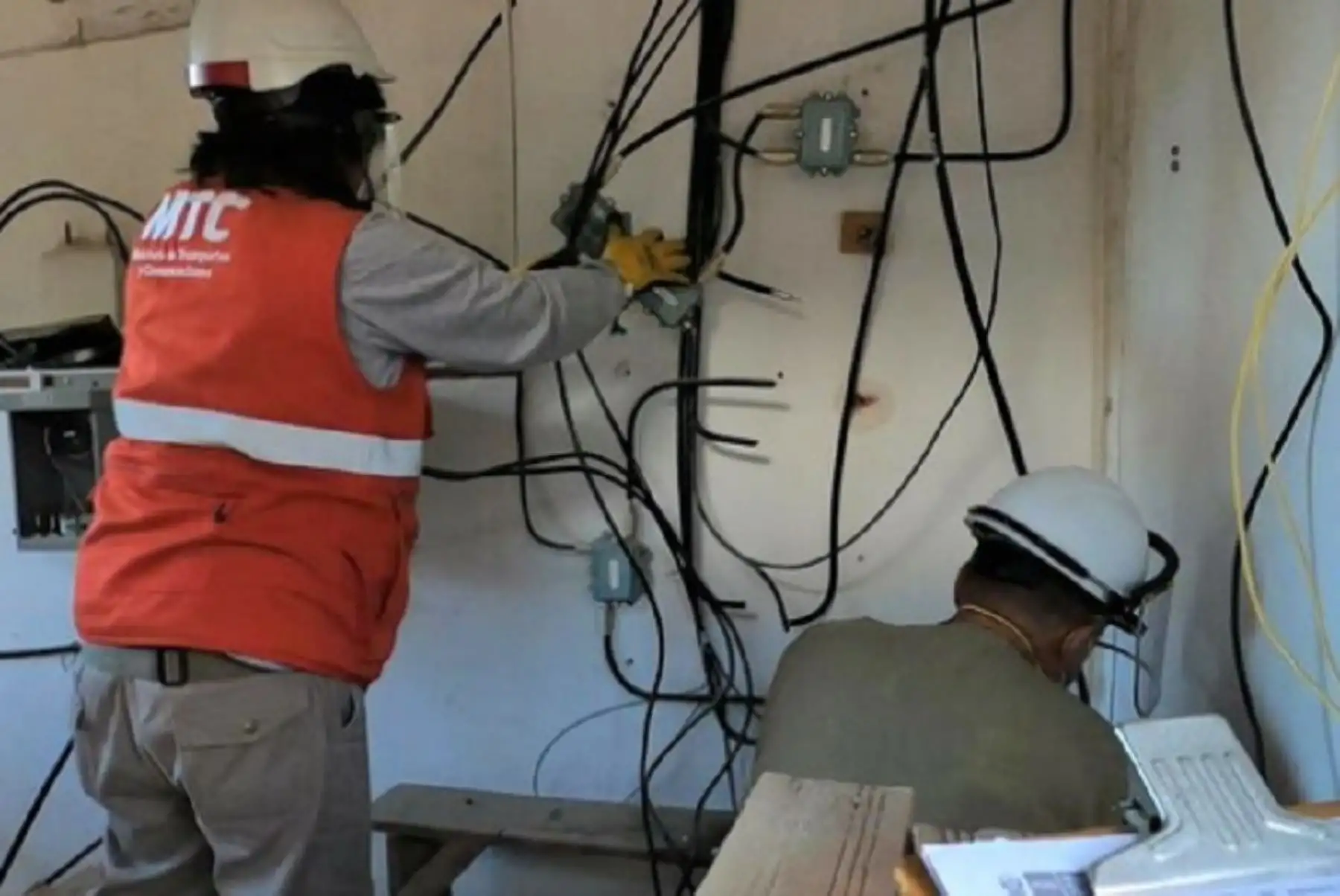 El Ministerio de Transportes y Comunicaciones, a través del viceministerio de Comunicaciones, tras intensas operaciones de fiscalización, dejó inoperativas a 22 estaciones de radiodifusión que funcionaban con frecuencias no autorizadas en el territorio nacional.