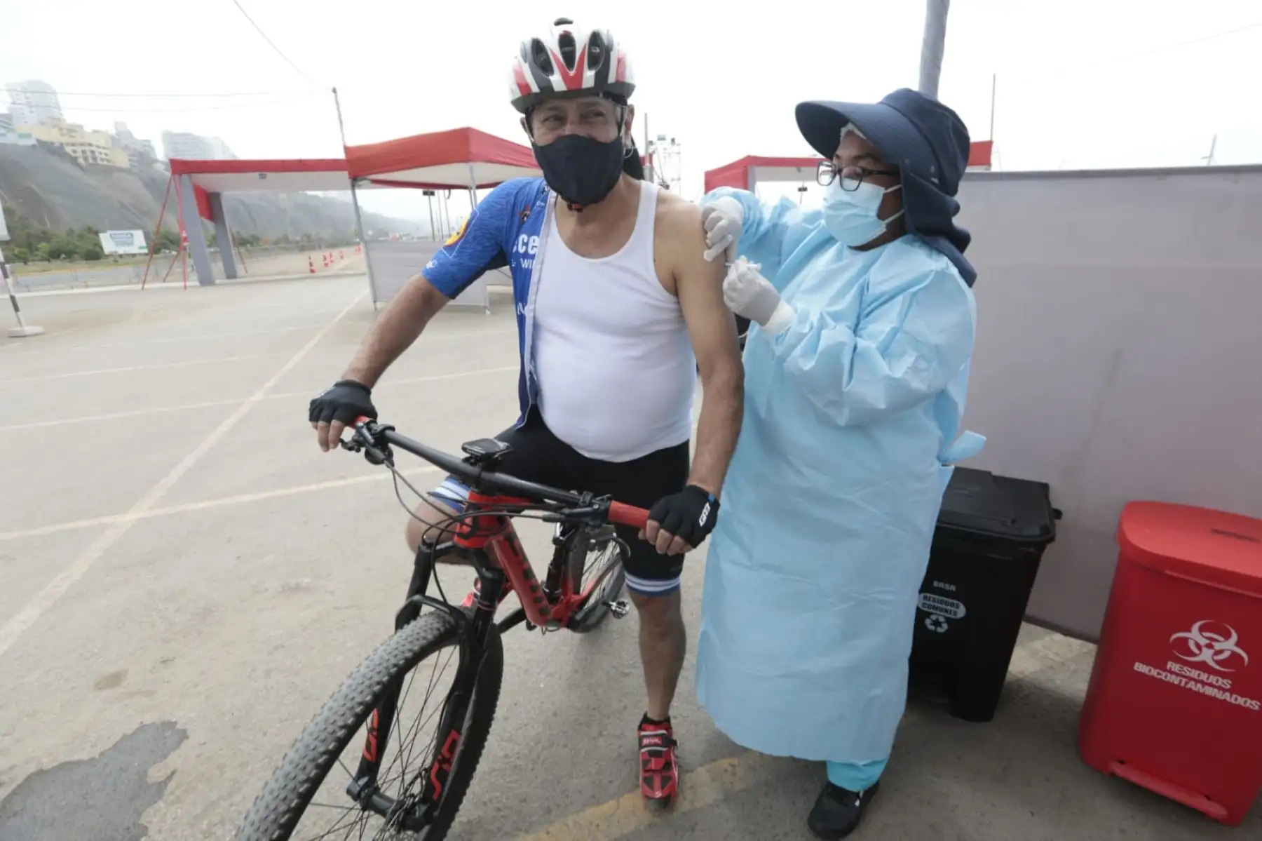 Las personas siguen acudiendo con sus vehículos al vacunacar de la Costa Verde de Magdalena para protegerse contra la covid-19. Foto: Minsa