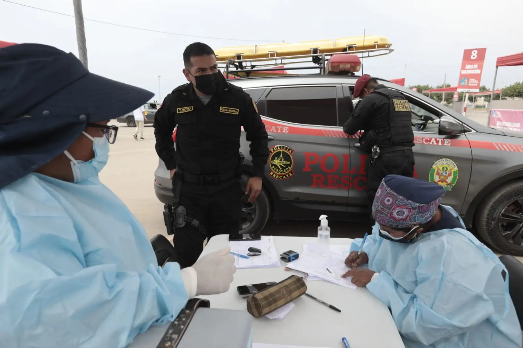 Las personas siguen acudiendo con sus vehículos al vacunacar de la Costa Verde de Magdalena para protegerse contra la covid-19. Foto: Minsa