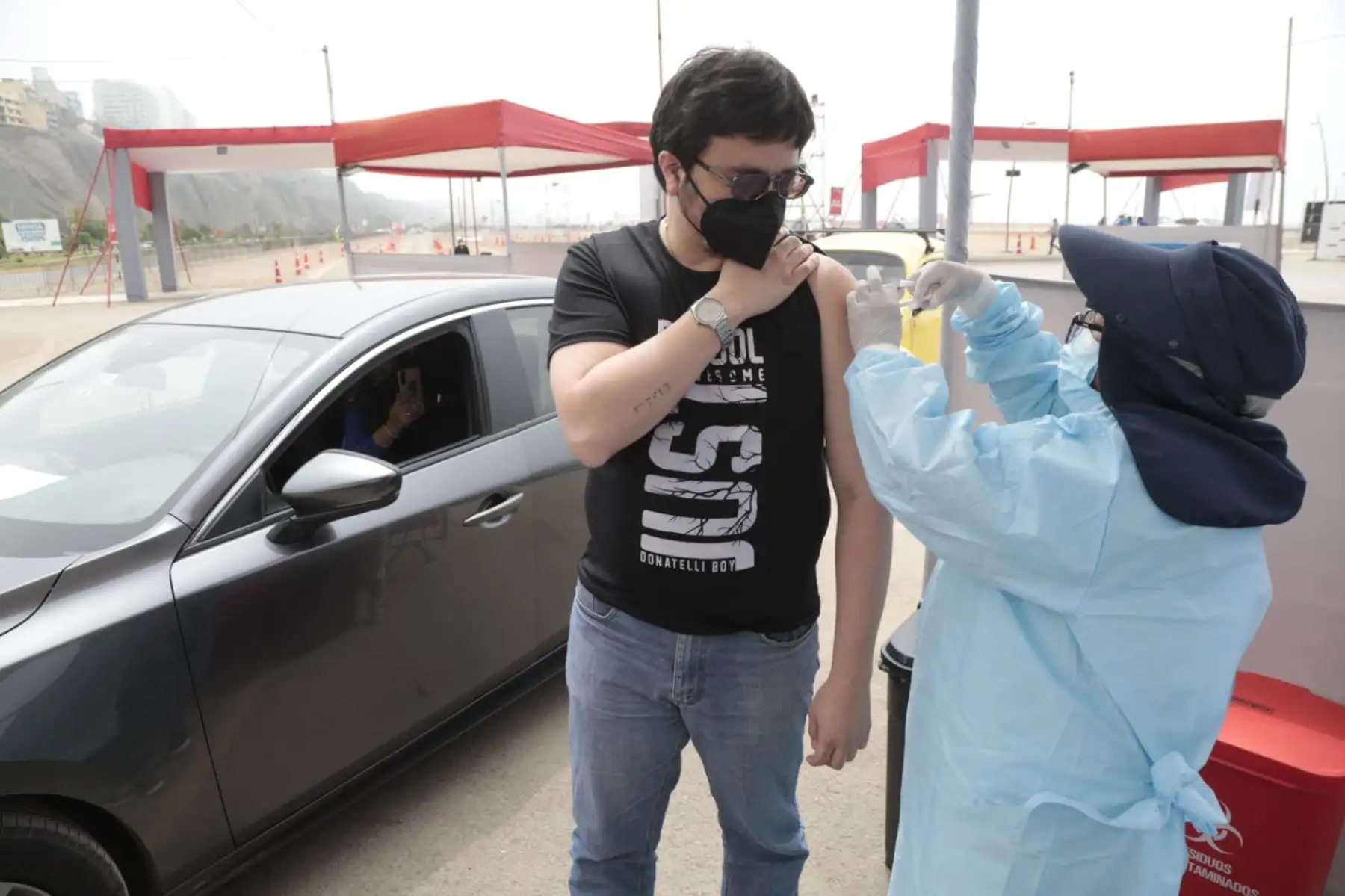 Las personas siguen acudiendo con sus vehículos al vacunacar de la Costa Verde de Magdalena para protegerse contra la covid-19. Foto: Minsa