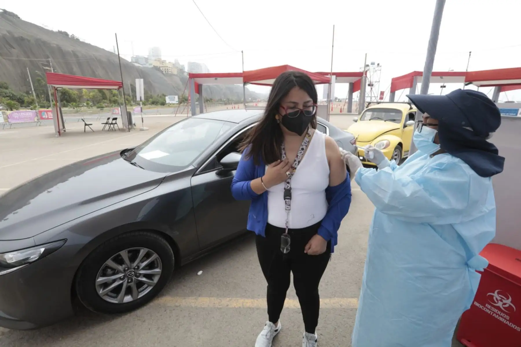 Las personas siguen acudiendo con sus vehículos al vacunacar de la Costa Verde de Magdalena para protegerse contra la covid-19. Foto: Minsa