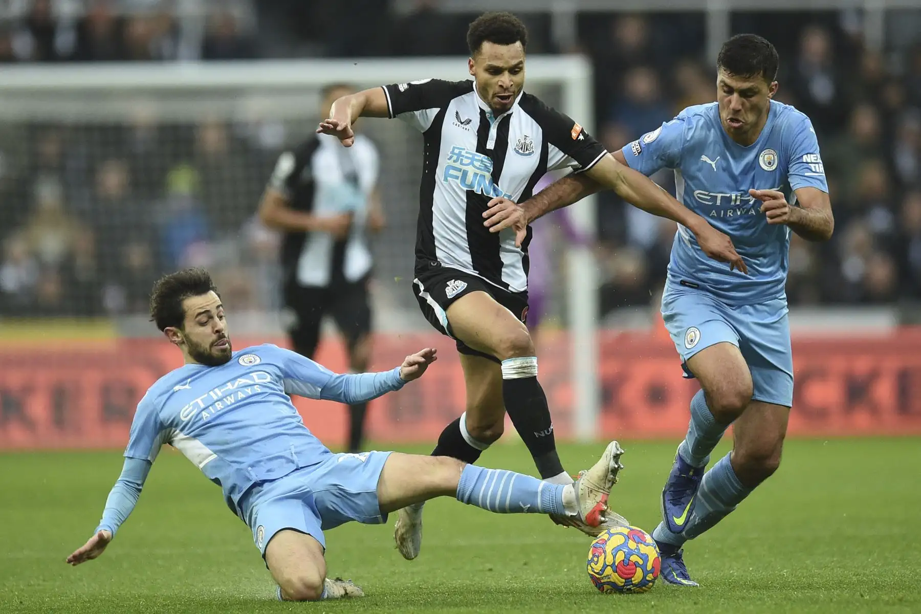 El centrocampista inglés del Newcastle United Jacob Murphy compite con el centrocampista portugués Bernardo Silva y el centrocampista español Rodri del Manchester City durante el partido de la Premier League. Foto: AFP