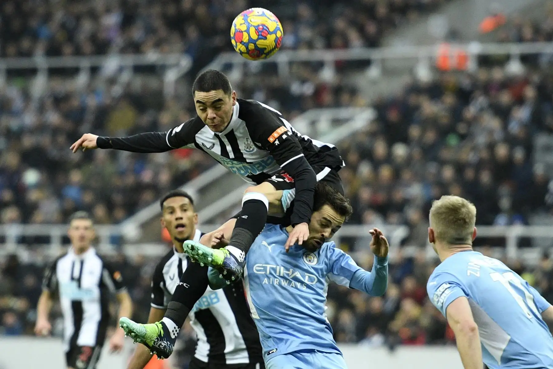 El centrocampista paraguayo del Newcastle United Miguel Almiron compite con el centrocampista portugués del Manchester City Bernardo Silva durante el partido de la Premier League. Foto: AFP
