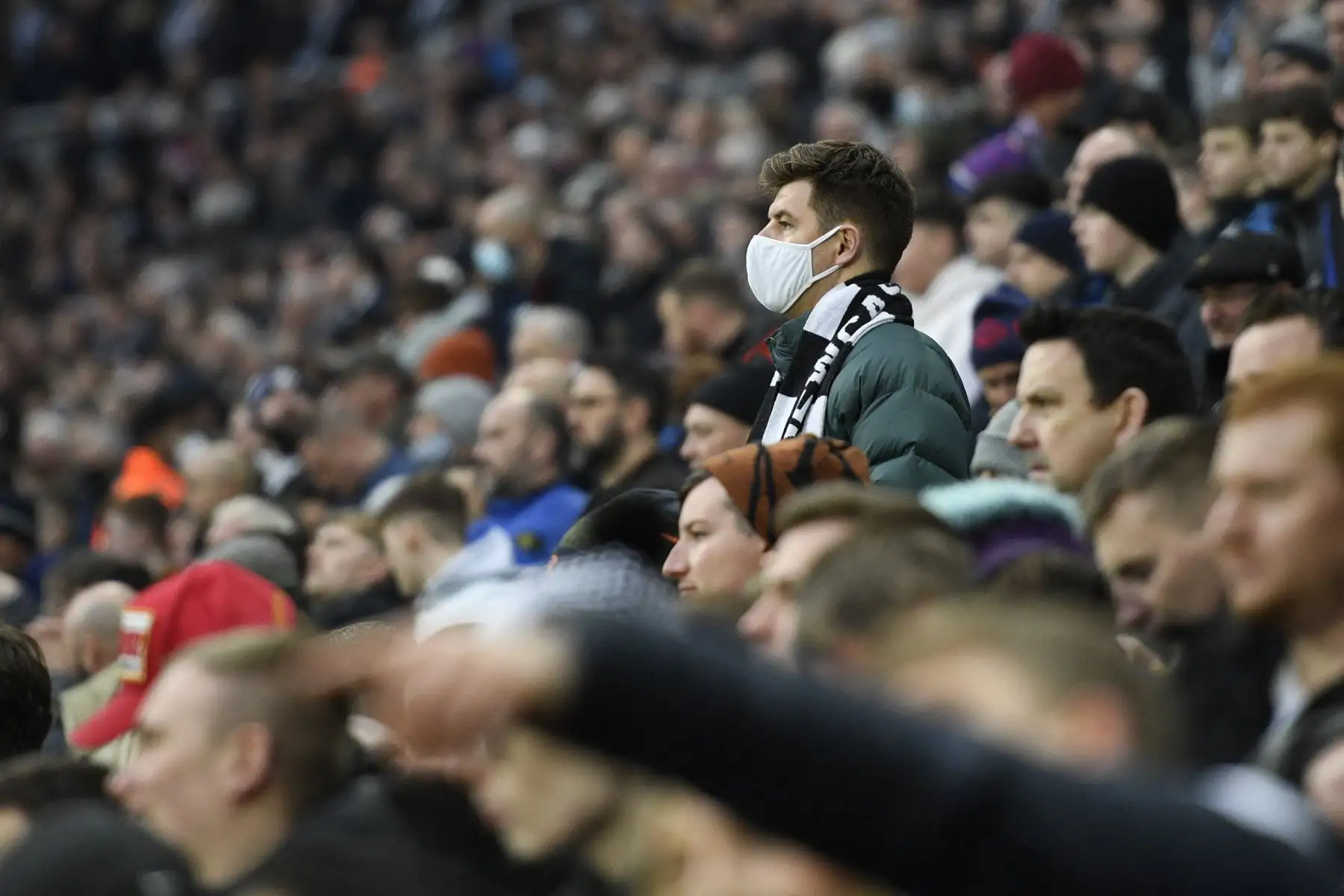 Un fan observa el encuentro entre el Manchester City y el Newcastle en el Estadio St James’ Park. Foto: AFP
