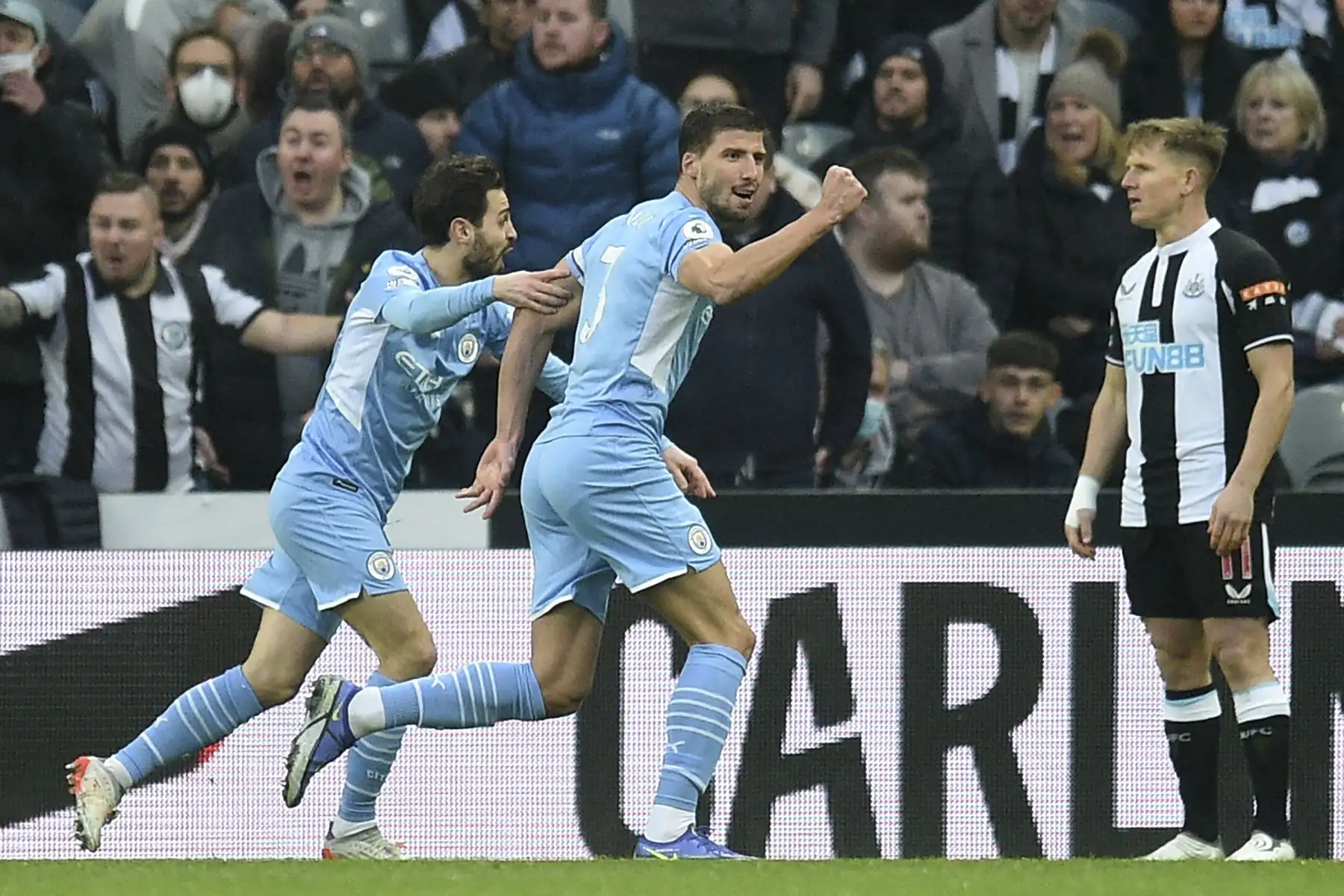 El defensor portugués del Manchester City, Ruben Dias, celebra tras anotar el gol de apertura ante el Newcastle durante el partido de la Premier League. Foto: AFP