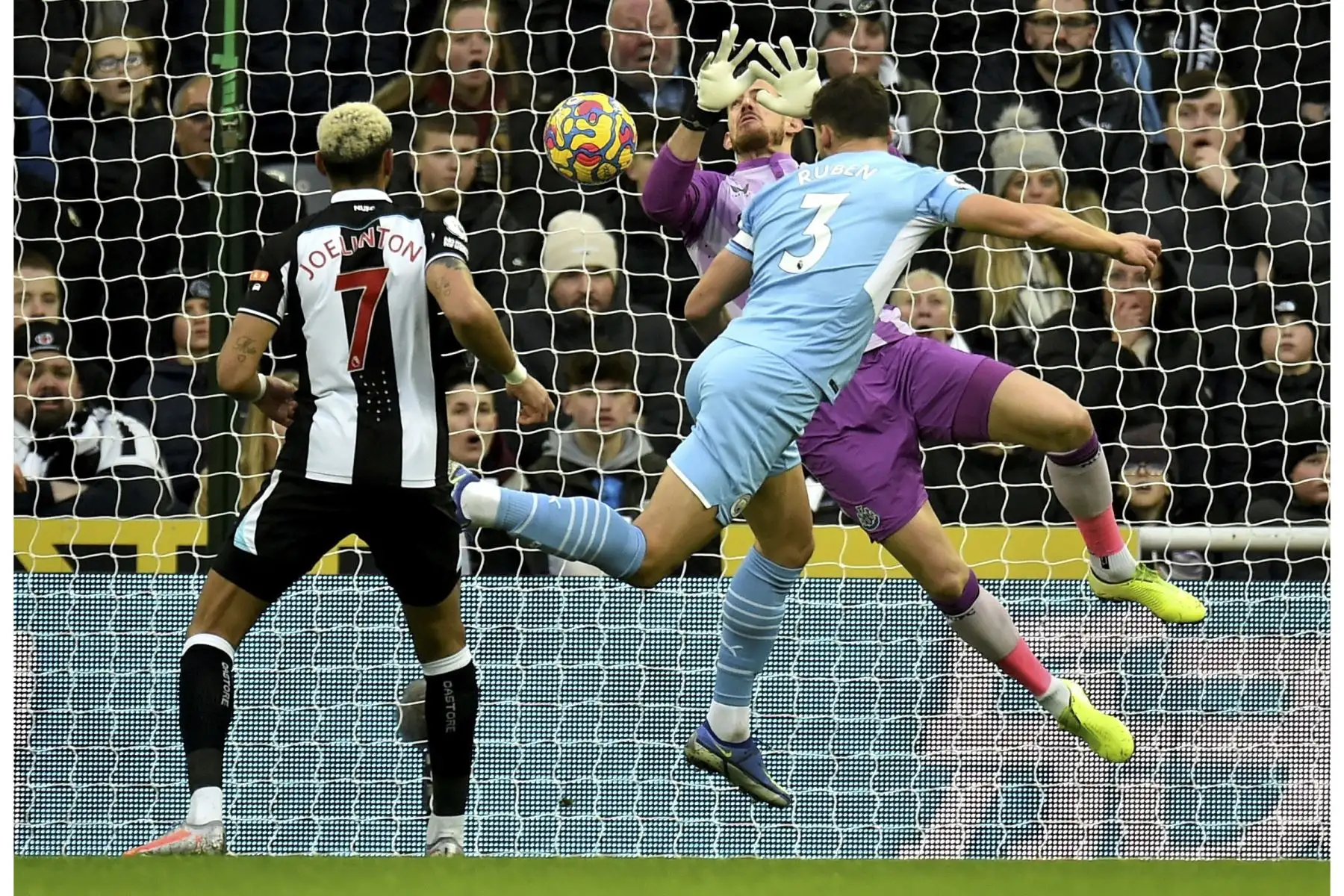 Ruben Dias del Manchester City anota la ventaja de 1-0 ante el Newcastle United durante el partido de la Premier League. Foto: EFE