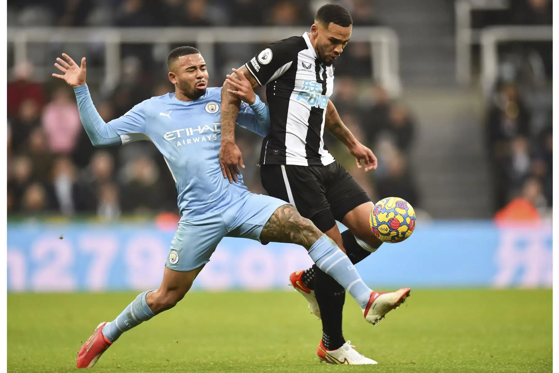 Gabriel Jesus del Manchester City disputa el balón contra Isaac Hayde del Newcastle durante el partido de  la Premier League, en el Estadio St James’ Park. Foto: EFE