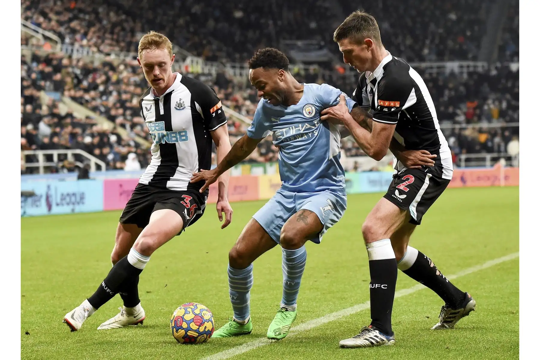 Raheem Sterling del Manchester City en acción contra Sean Longstaff y Ciaran Clark del Newcastle durante el partido de la Premier League. Foto: EFE